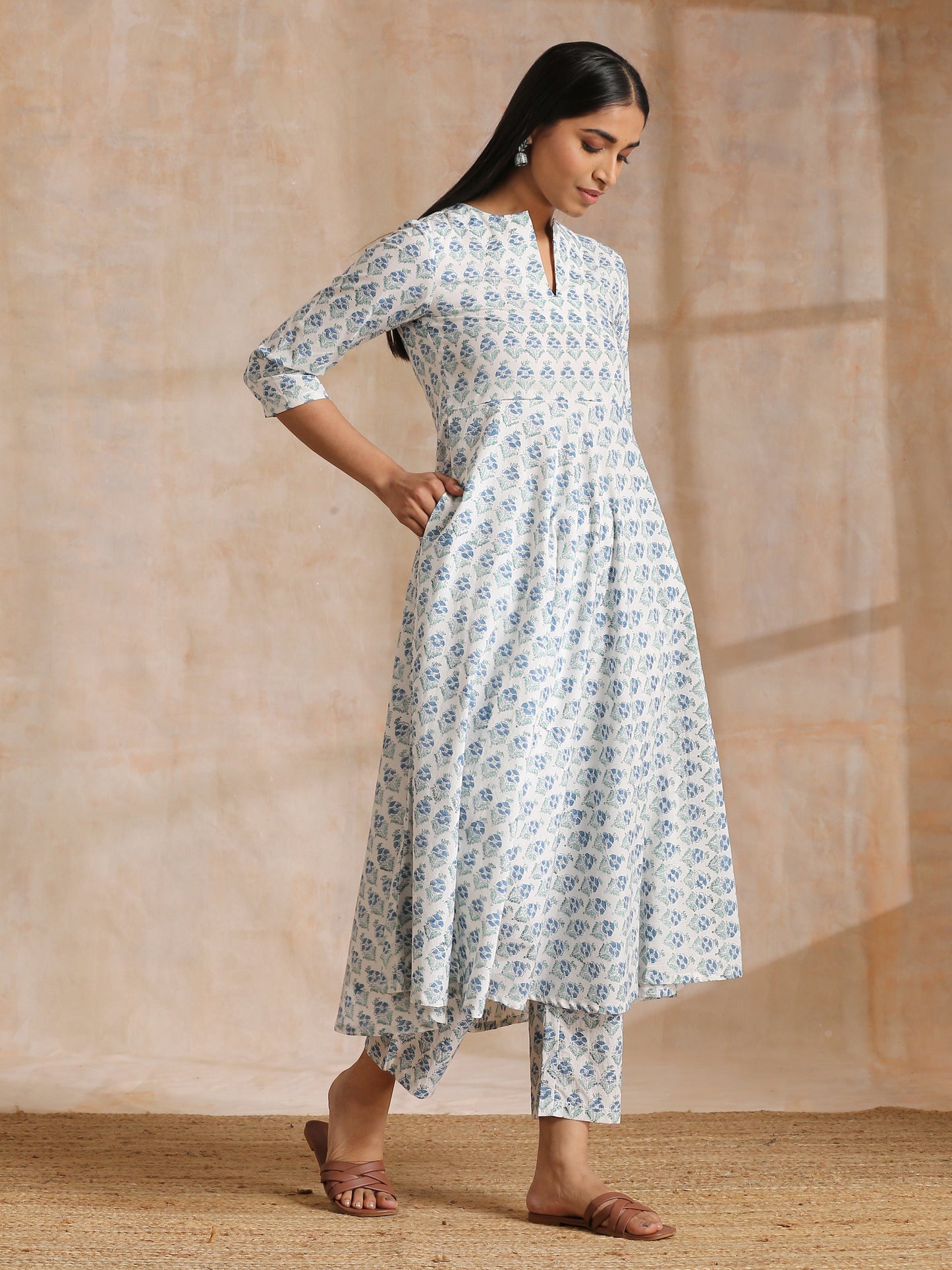 trueBrowns White With Blue Green Buta Print Cotton Flared Kurta Pant Set | Swadesiicart