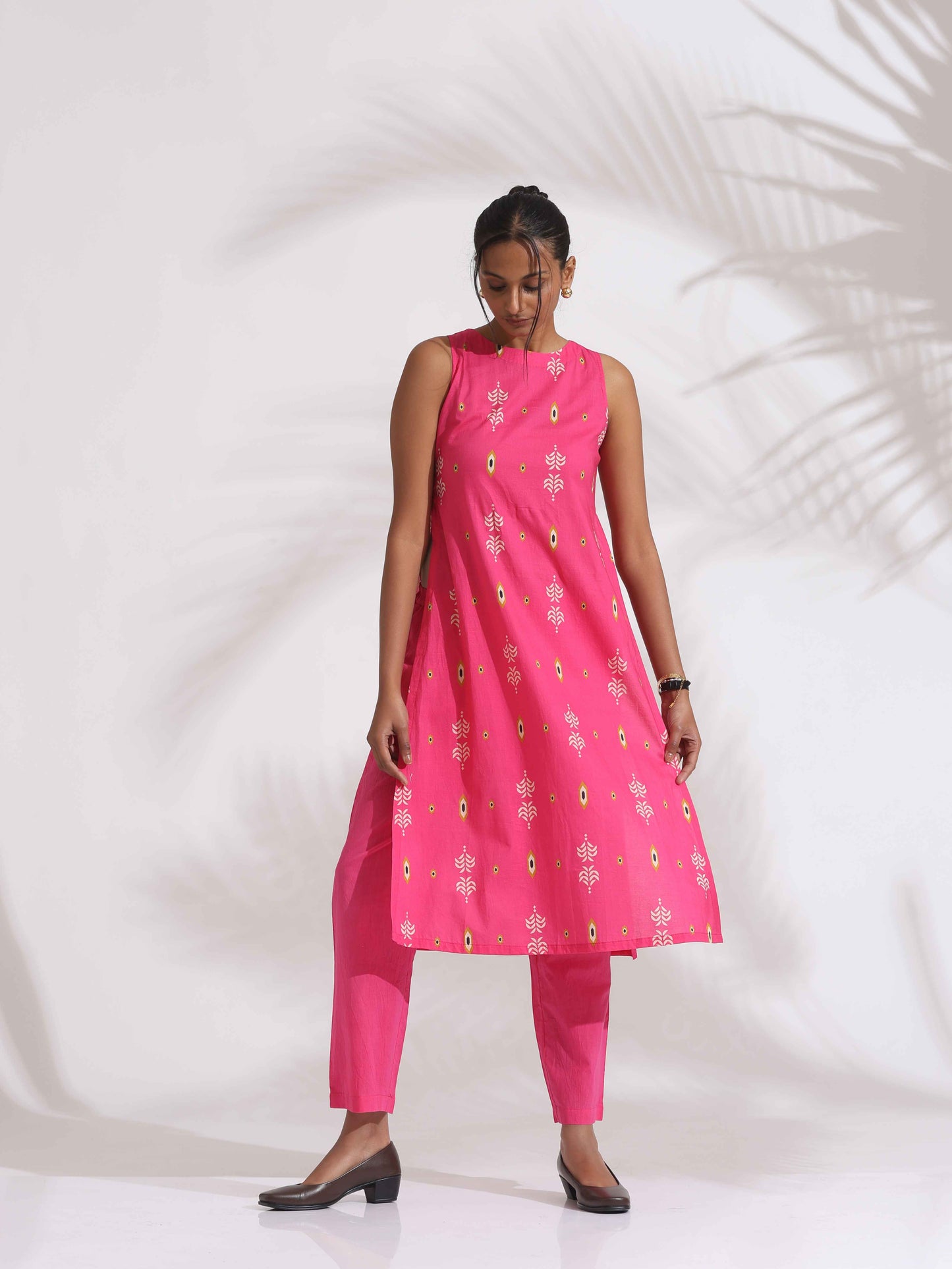 trueBrowns Pink Cotton Print Sleeveless Kurta Set | Swadesiicart