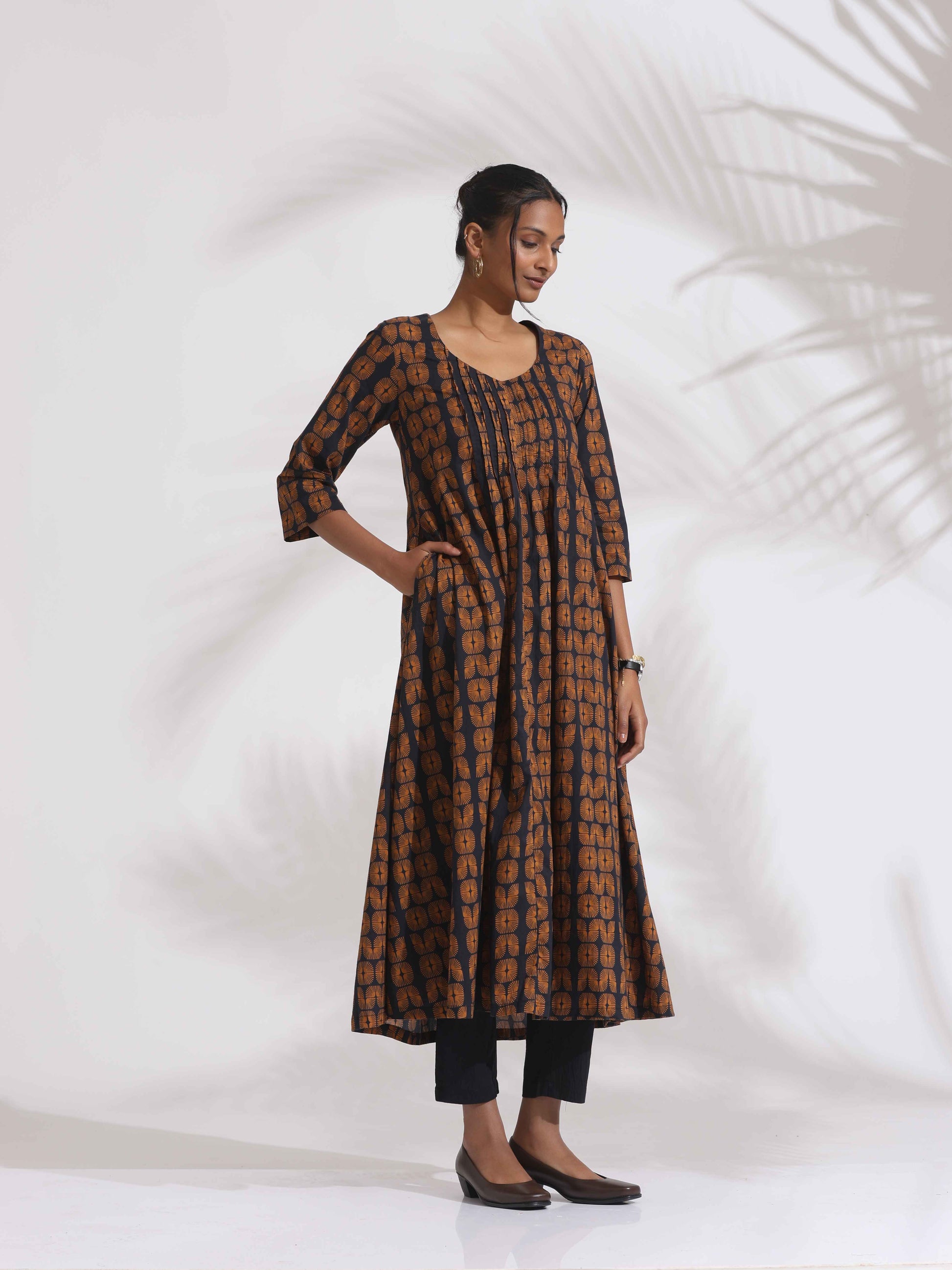 trueBrowns Black Cotton Print Pleated Flared Kurta Set | Swadesiicart