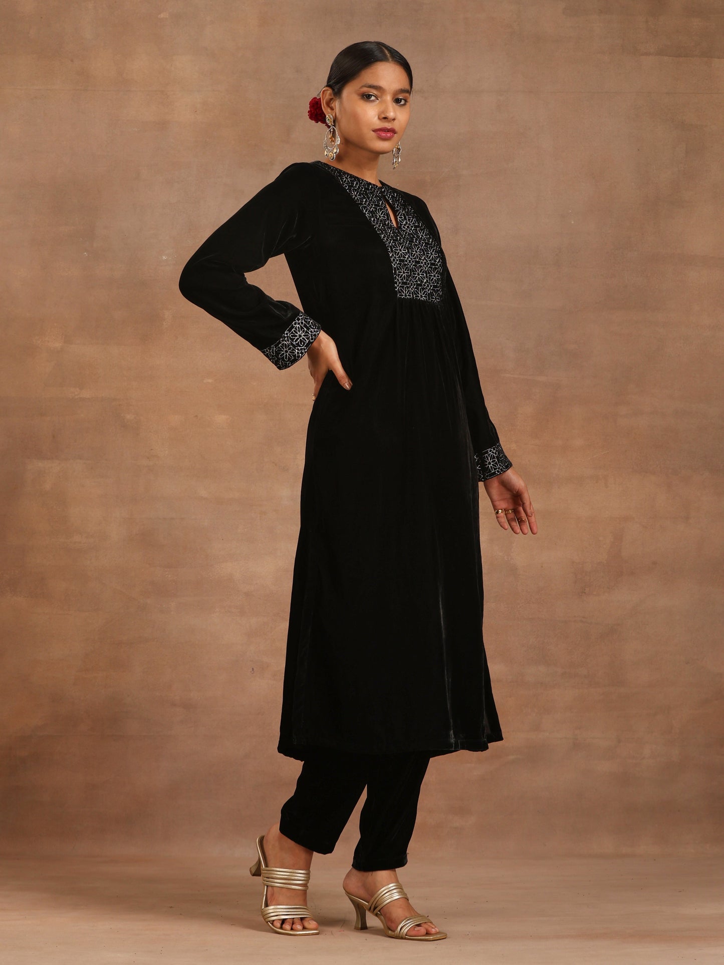 trueBrowns Black Velvet Embroidered Kurta | Swadesiicart