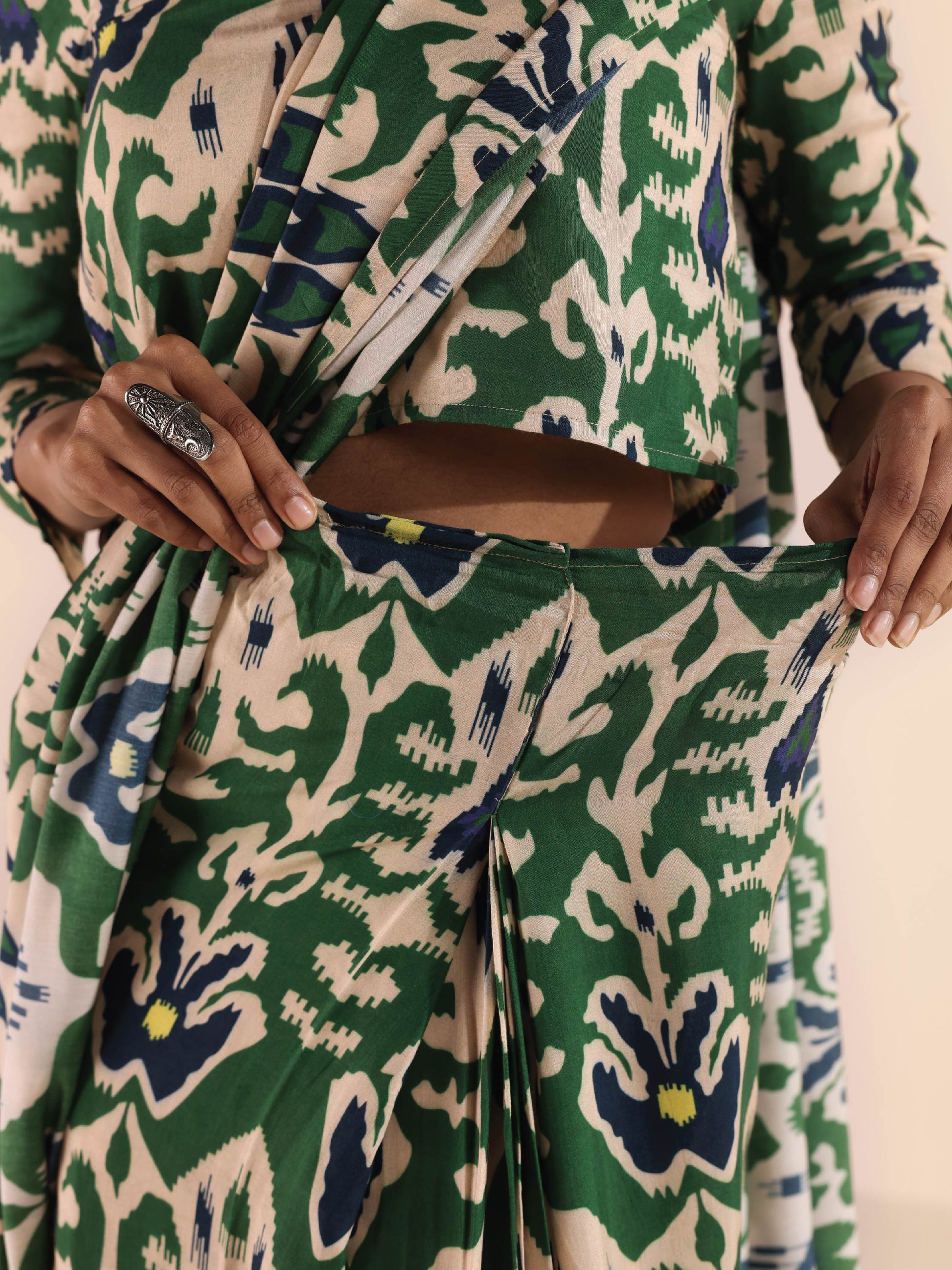 trueBrowns Green Muslin Ikat Ready to Wear Saree | Swadesiicart