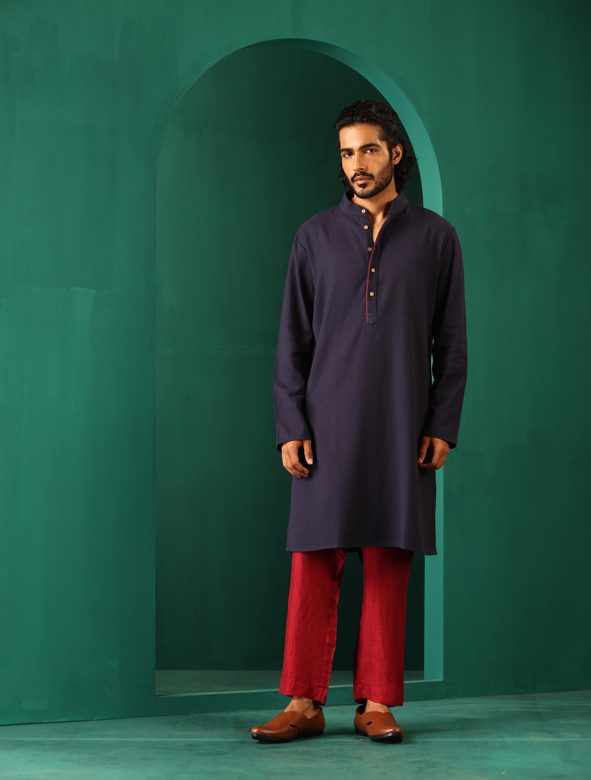 trueBrowns Men's Navy Dobby Textured Kurta | Swadesiicart