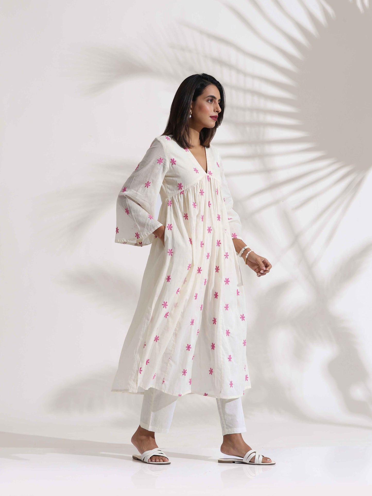 trueBrowns Off-White Cotton Floral Embroidered Flared Kurta Set | Swadesiicart