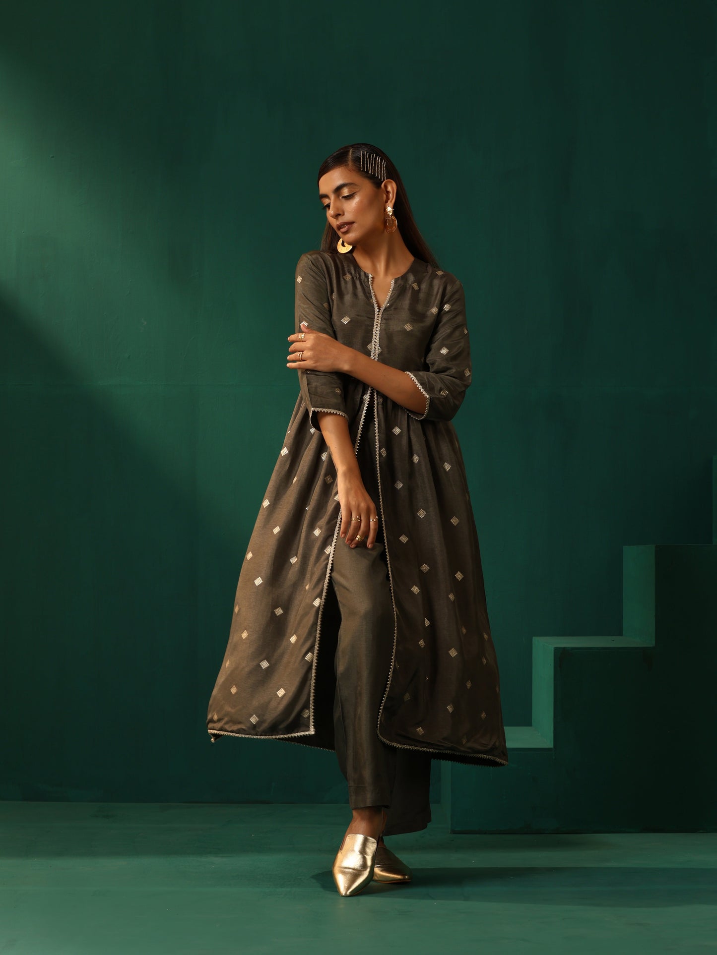 trueBrowns Grey Diamond Viscose Silk Front Slit Kurta Pant Set | Swadesiicart