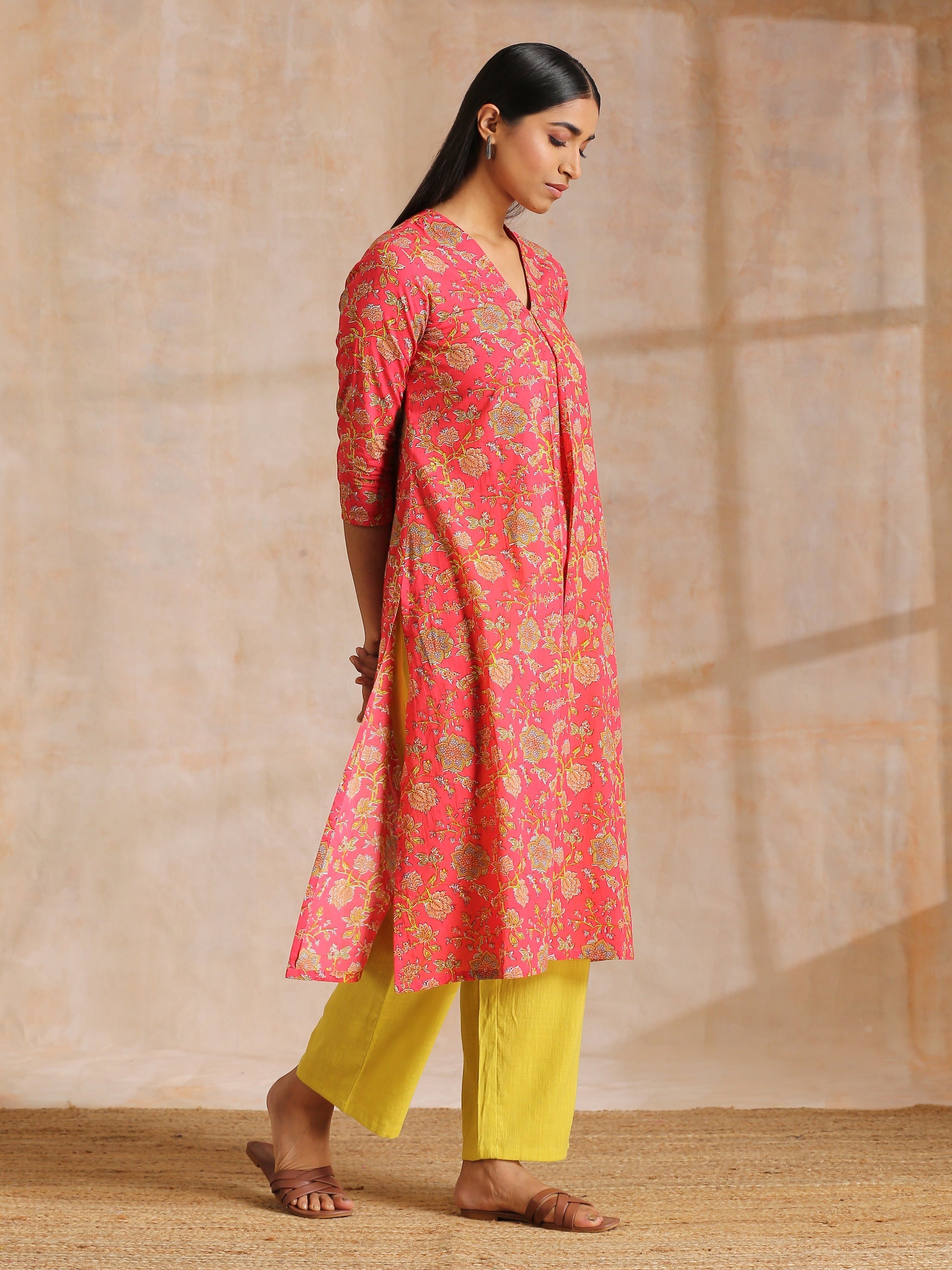 trueBrowns Flamingo Pink Overall Floral Block Print Cotton Slit Kurta Pant Set | Swadesiicart
