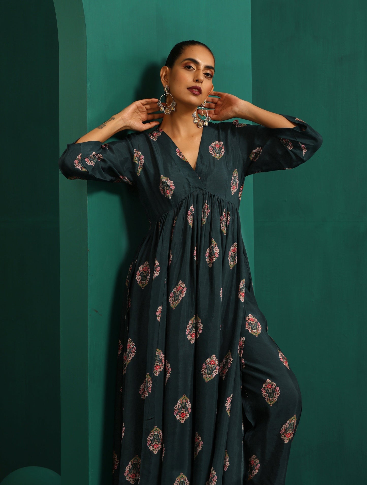 trueBrowns Deep Blue Floral Bunch Muslin Silk Printed V-Neck Waist Gathered Kurta Pant Set | Swadesiicart