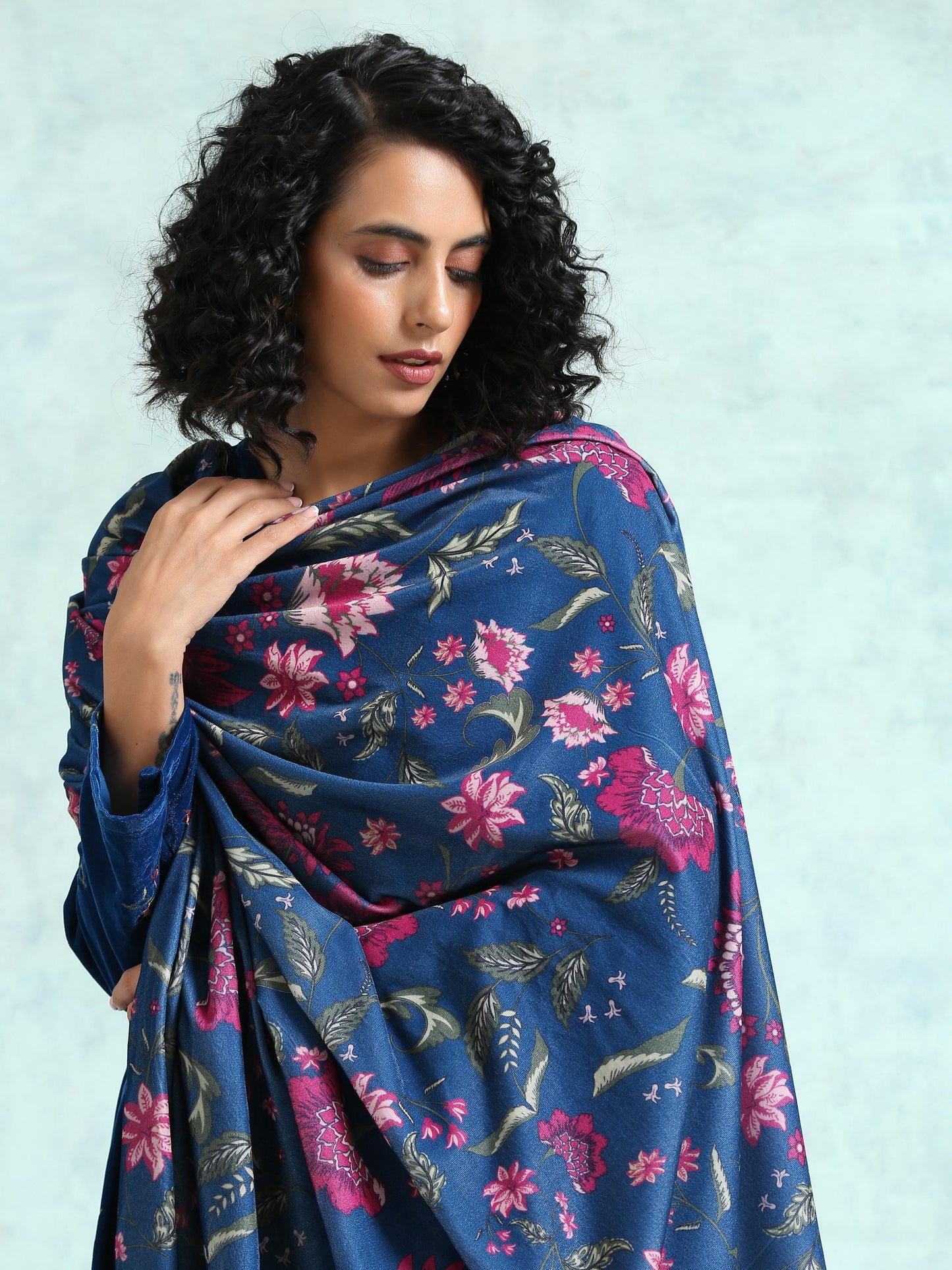 trueBrowns Blue Printed Velvet Shawl | Swadesiicart