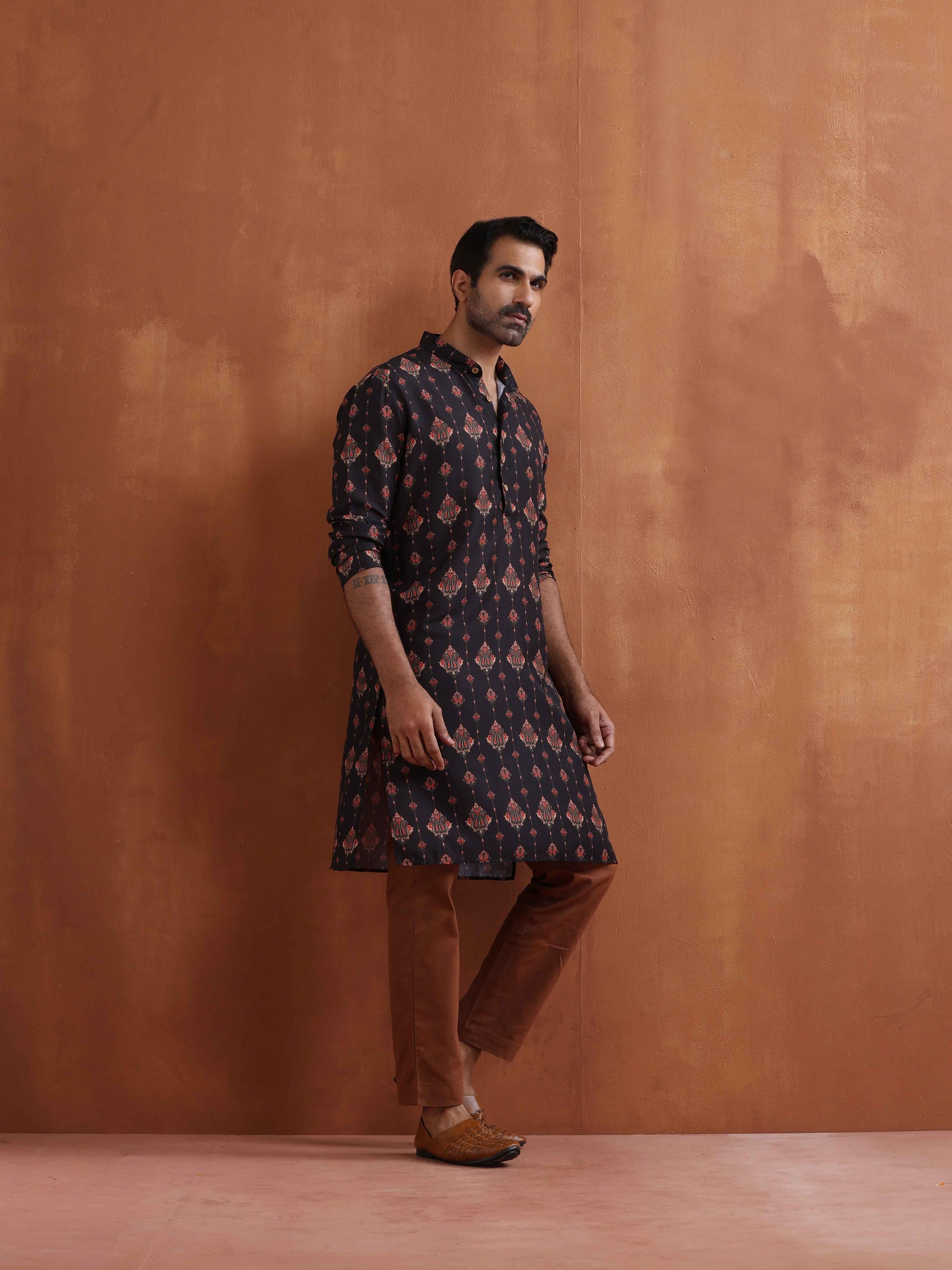 trueBrowns Men's Black Printed Kurta | Swadesiicart