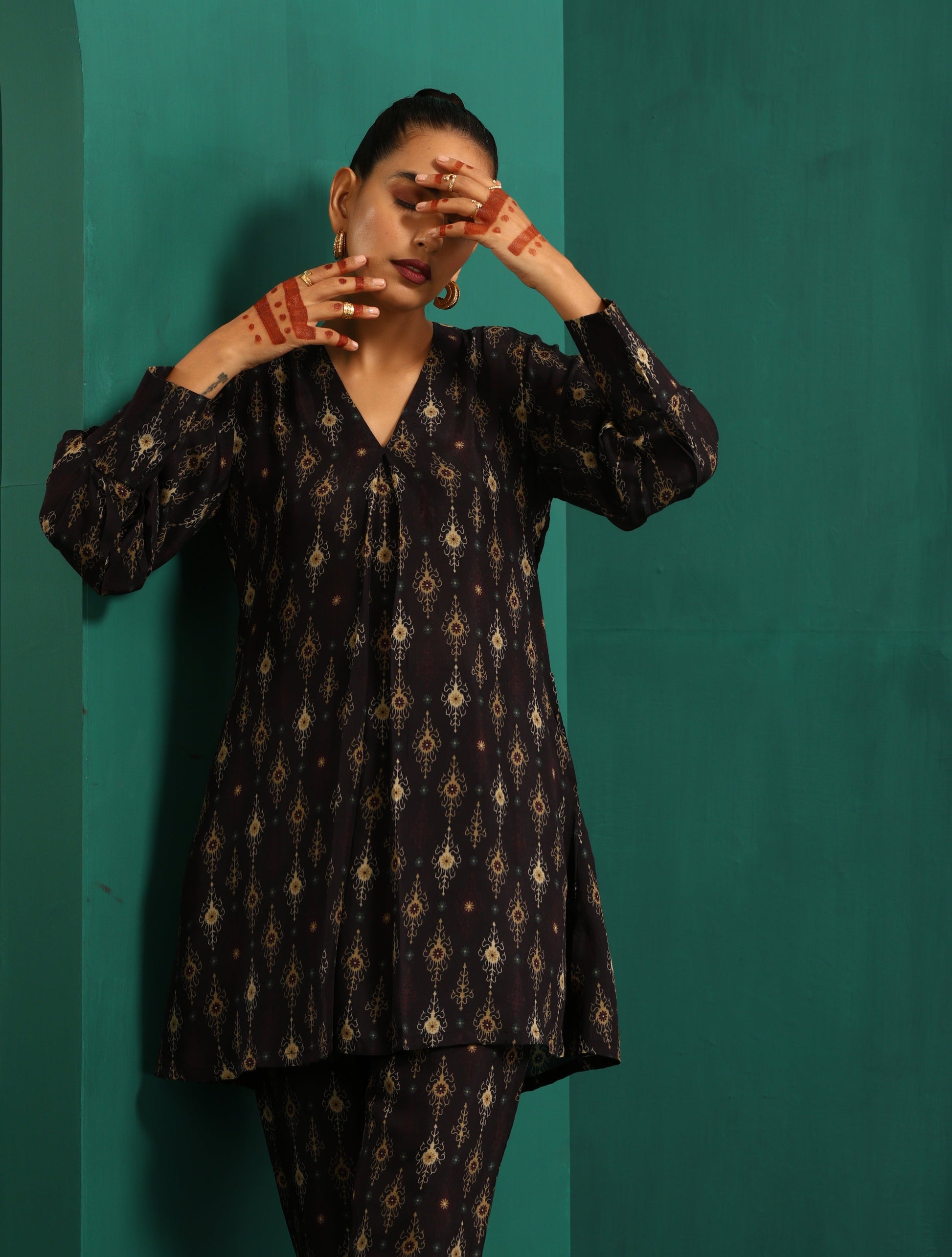 trueBrowns Black Tonal Ikat Muslin Silk Printed V-Neck Front Pleat Co-ord Set - Swadesiicart