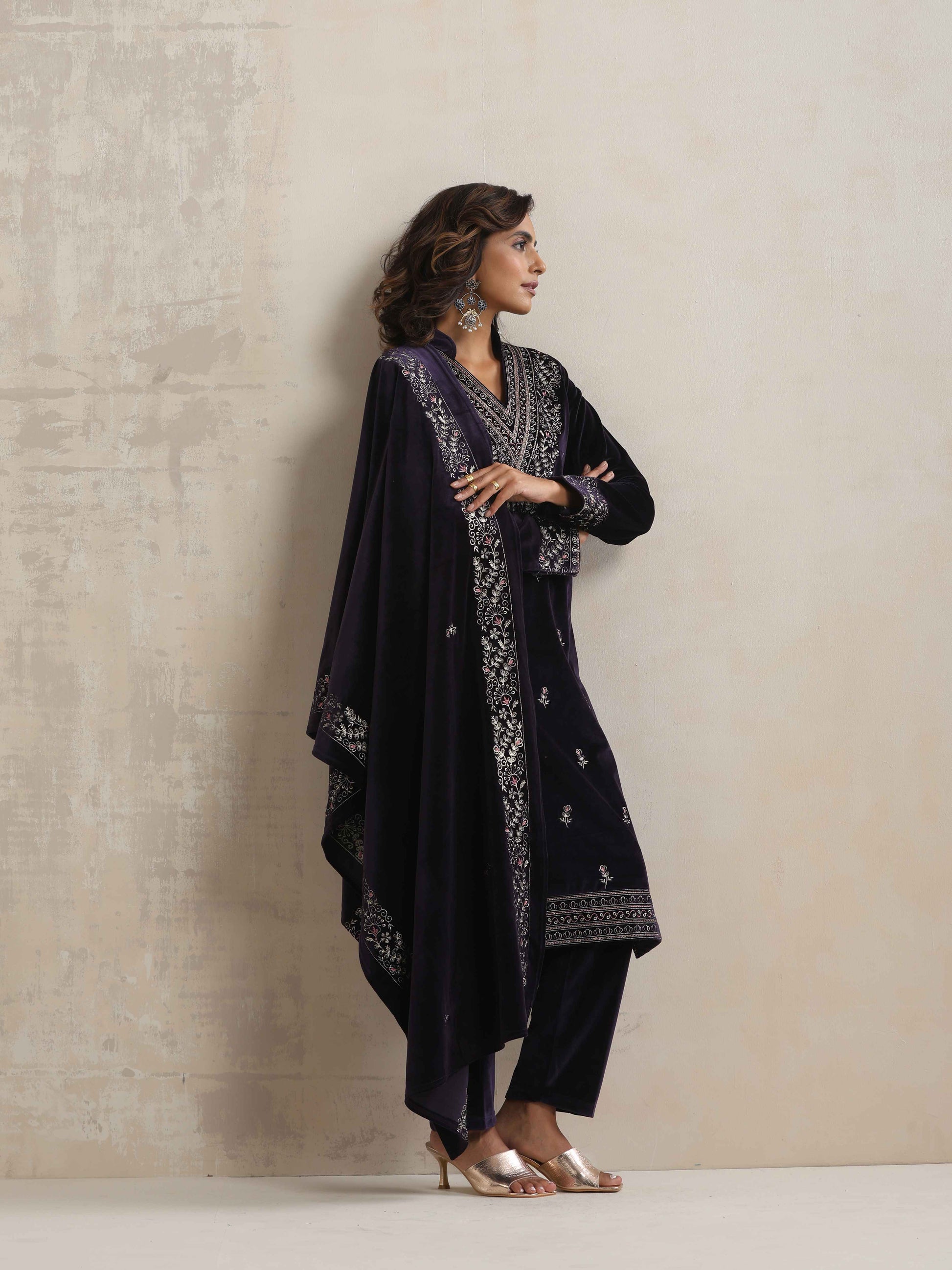 trueBrowns Purple Velvet Embroidered Kurta Pant Dupatta Set | Swadesiicart