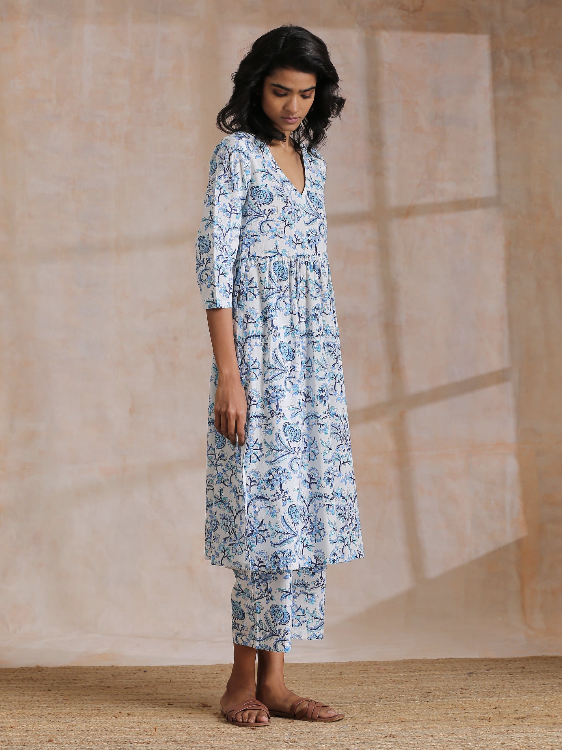trueBrowns White With Overall Blue Print Cotton Slit Gathered Kurta Set | Swadesiicart