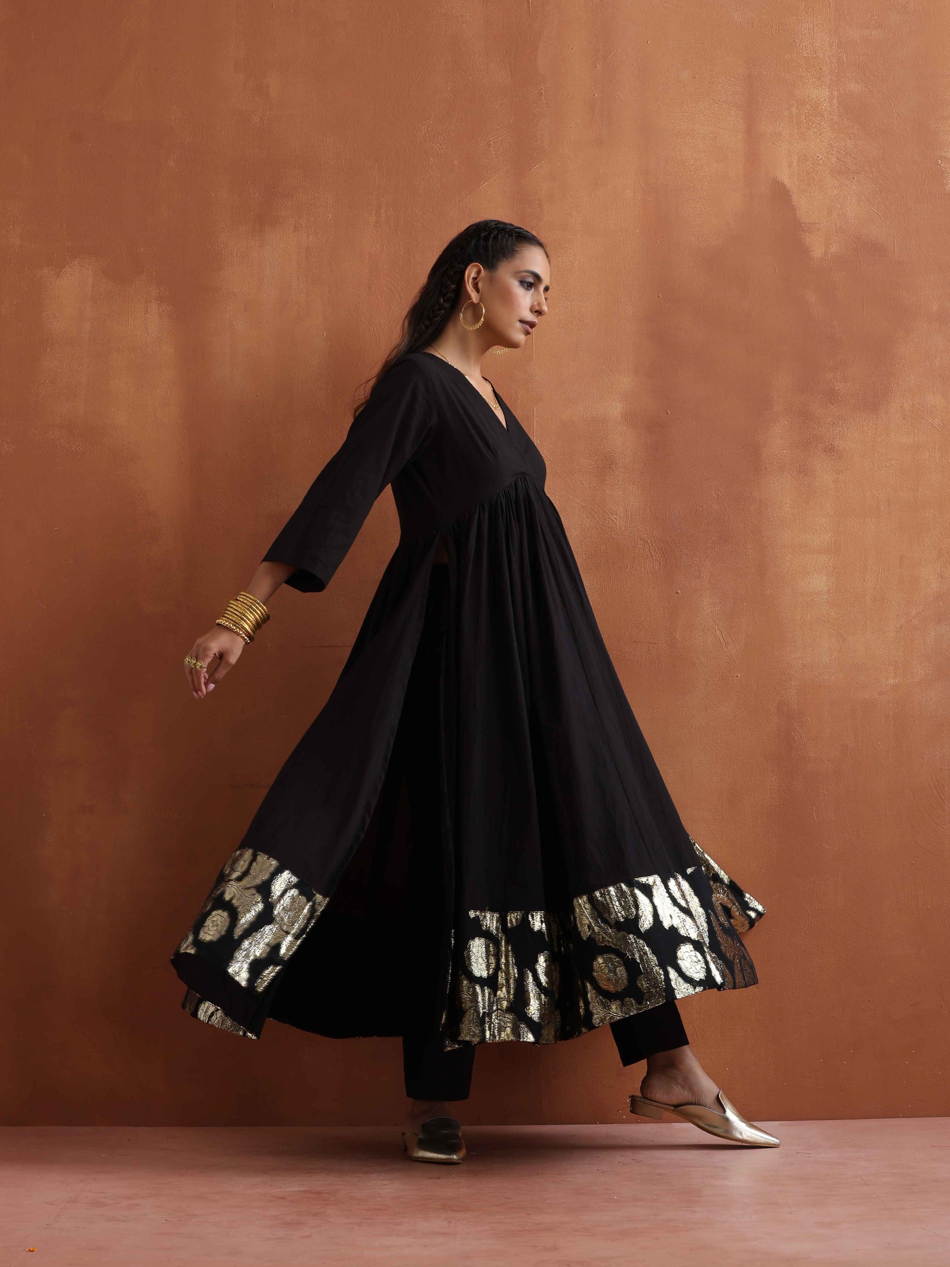 trueBrowns Black Metallic Flared Anarkali Kurta Set | Swadesiicart