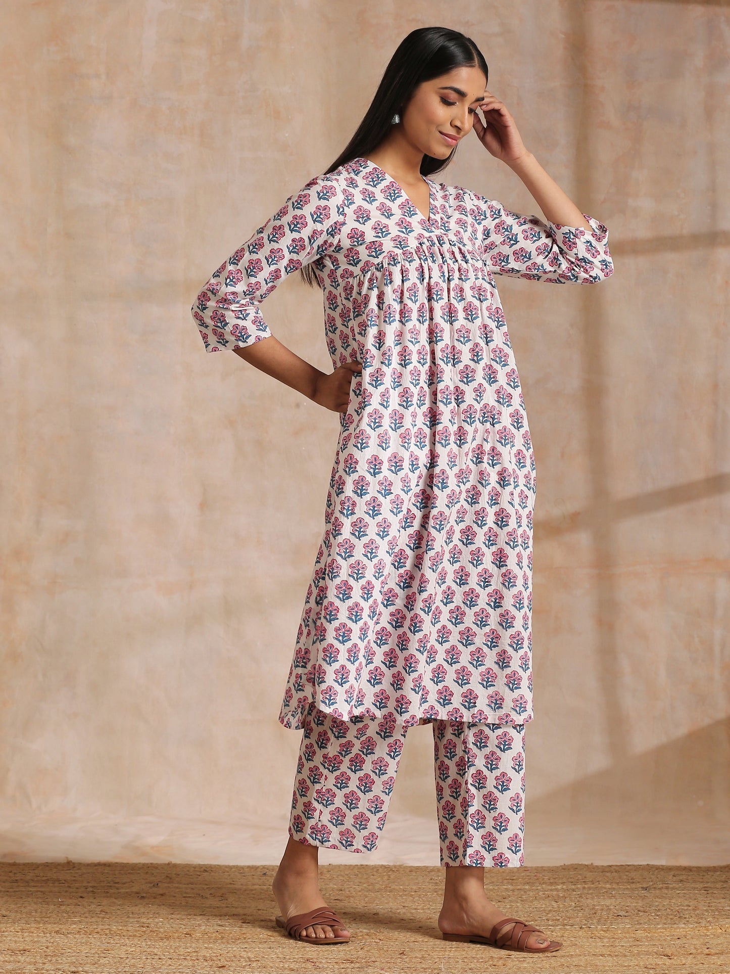 trueBrowns White With Pink Blue Floral Block Print Cotton Flared Slit Kurta Pant Set | Swadesiicart