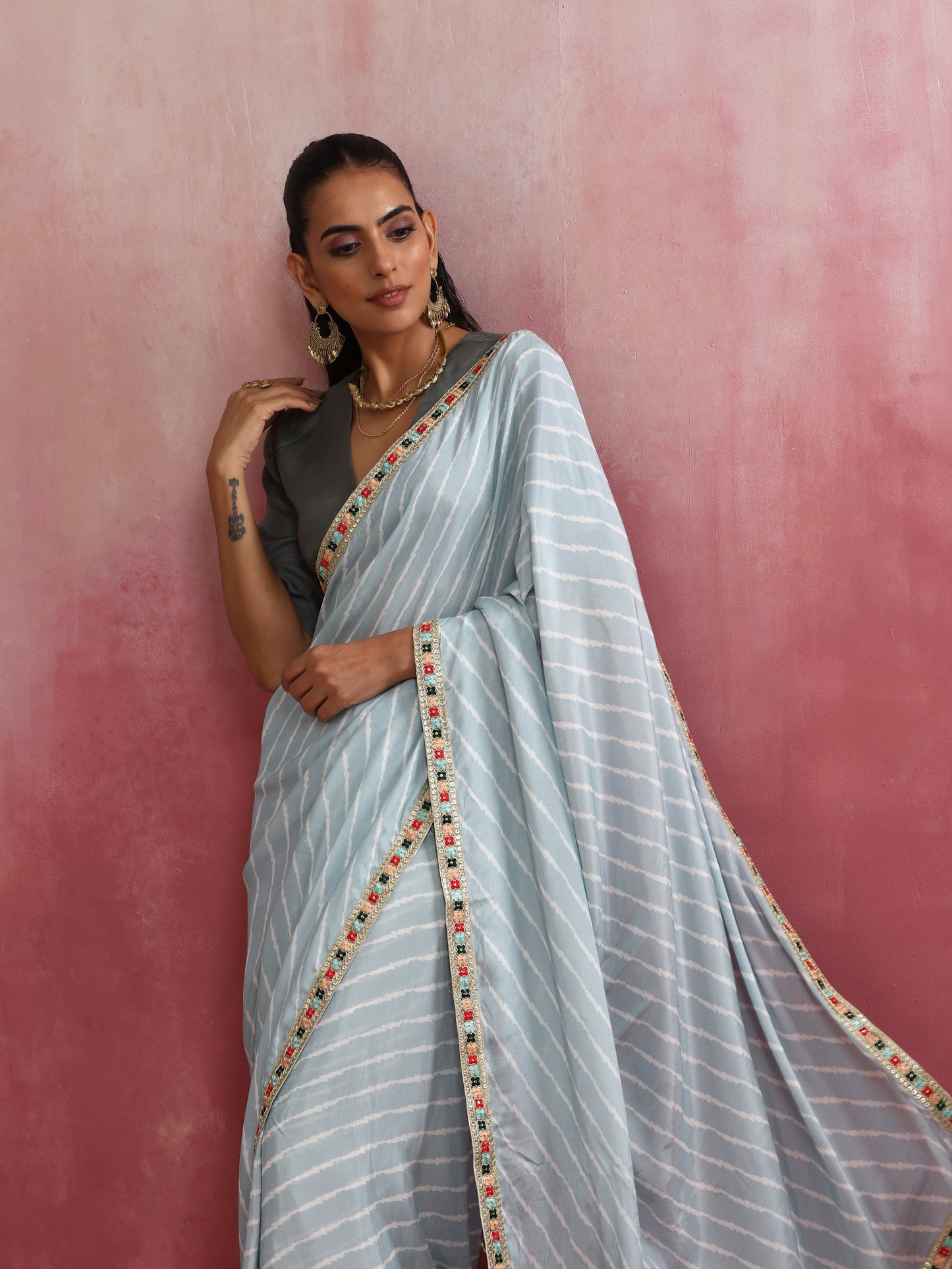 trueBrowns Grey Muslin Silk Saree | Swadesiicart