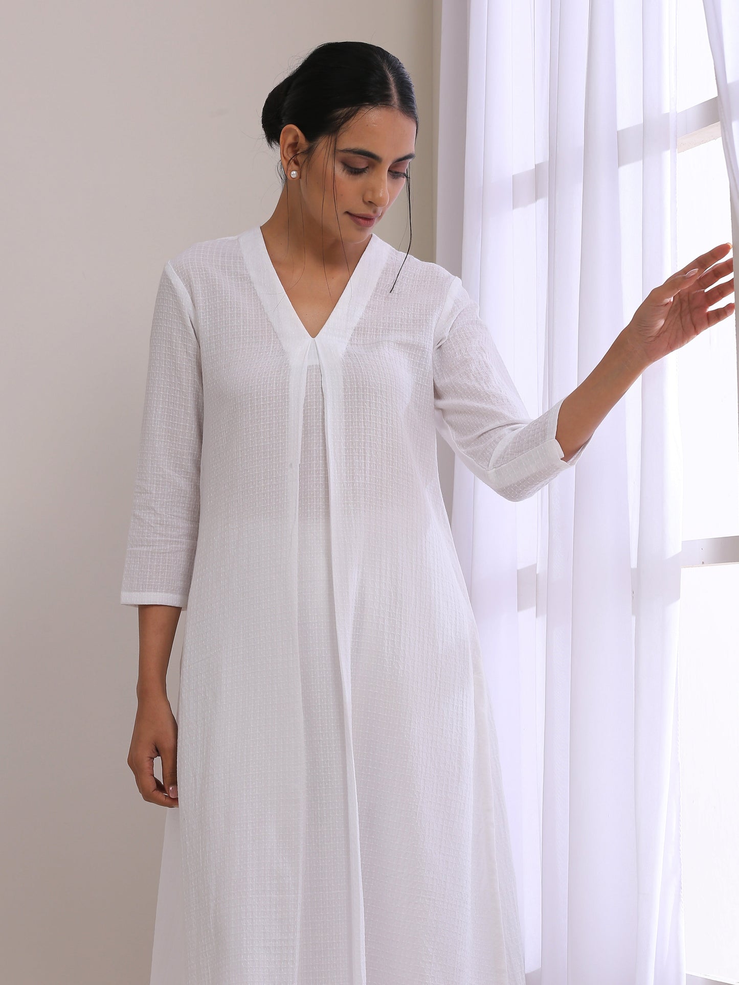 trueBrowns White Dobby Neck Pleat Kurta Pant Set | Swadesiicart