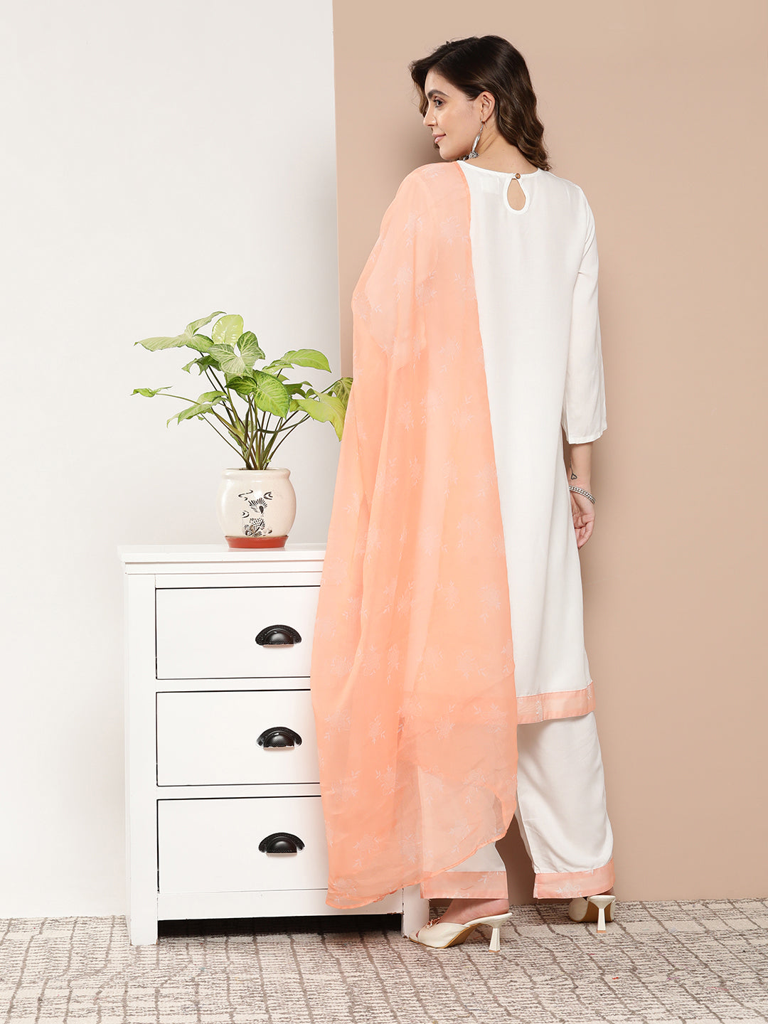 InWeave Women's Cream Straight Kurta Set W Peach White Print Organza Dupatta - Swadesiicart