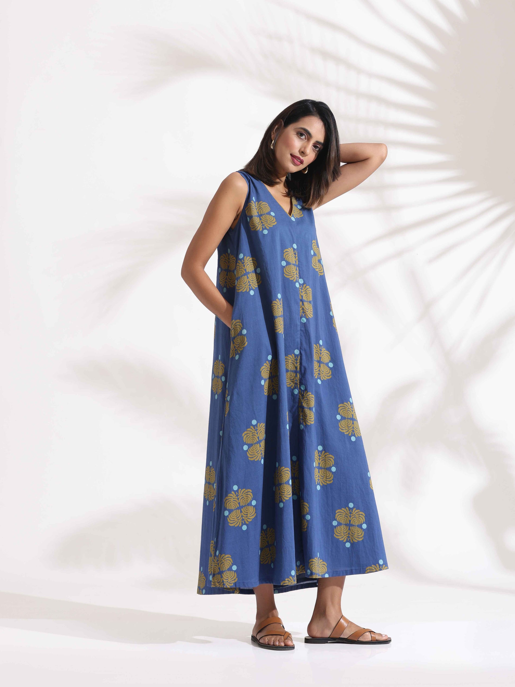 trueBrowns Blue Cotton Print Sleeveless Dress | Swadesiicart