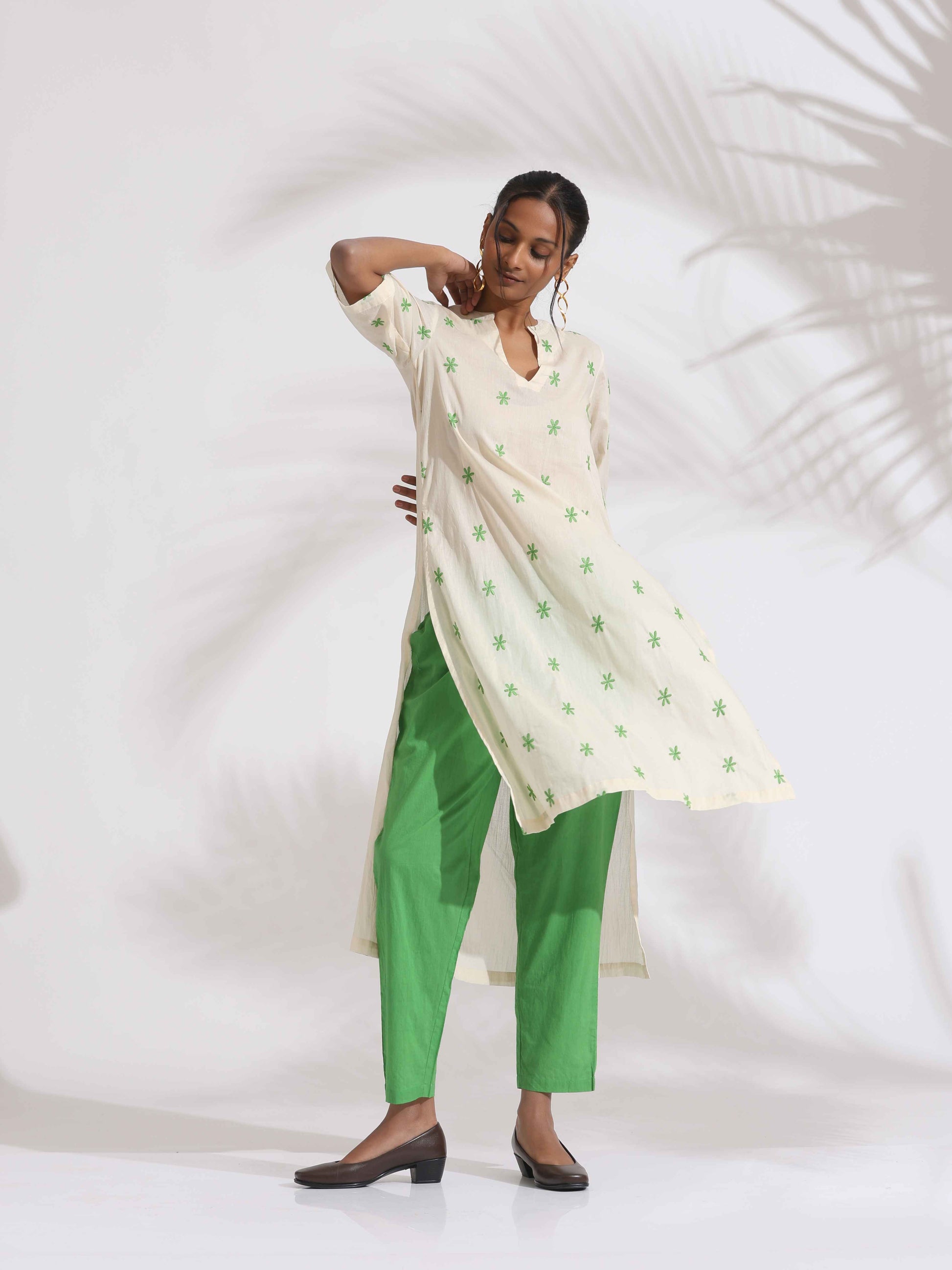 trueBrowns Off-White Cotton Floral Embroidered Straight Kurta Set | Swadesiicart