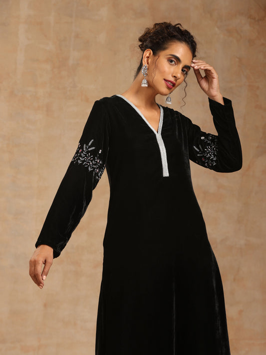 trueBrowns Black Velvet Sleeve Embroidered Kurta | Swadesiicart