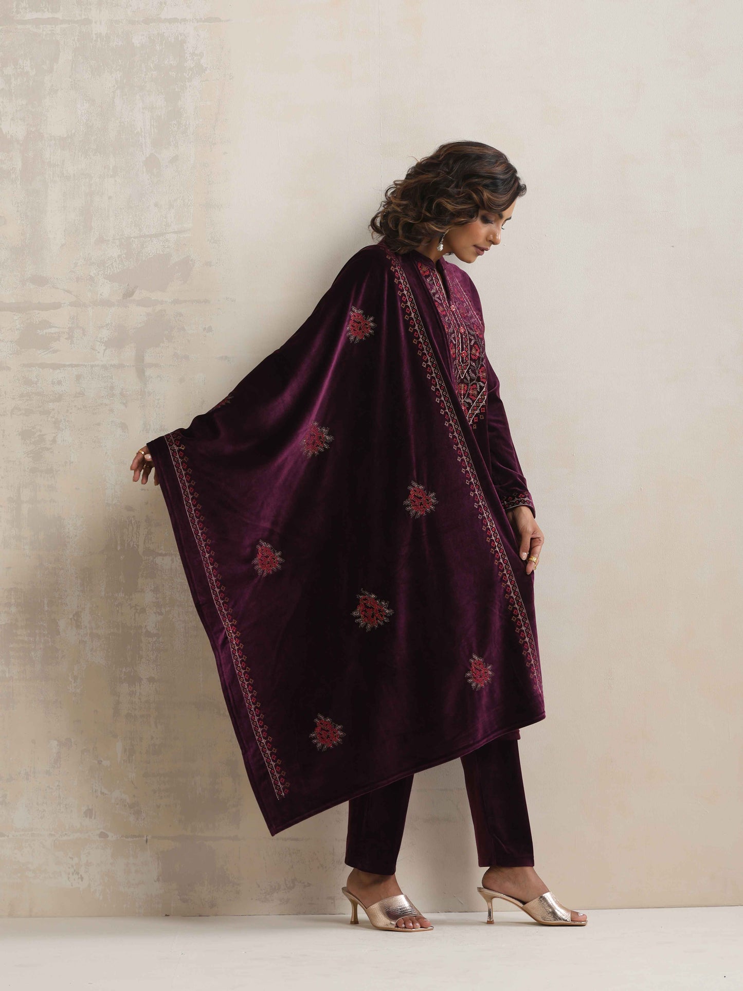 trueBrowns Purple Velvet Floral Embroidered Kurta Pant Dupatta Set | Swadesiicart