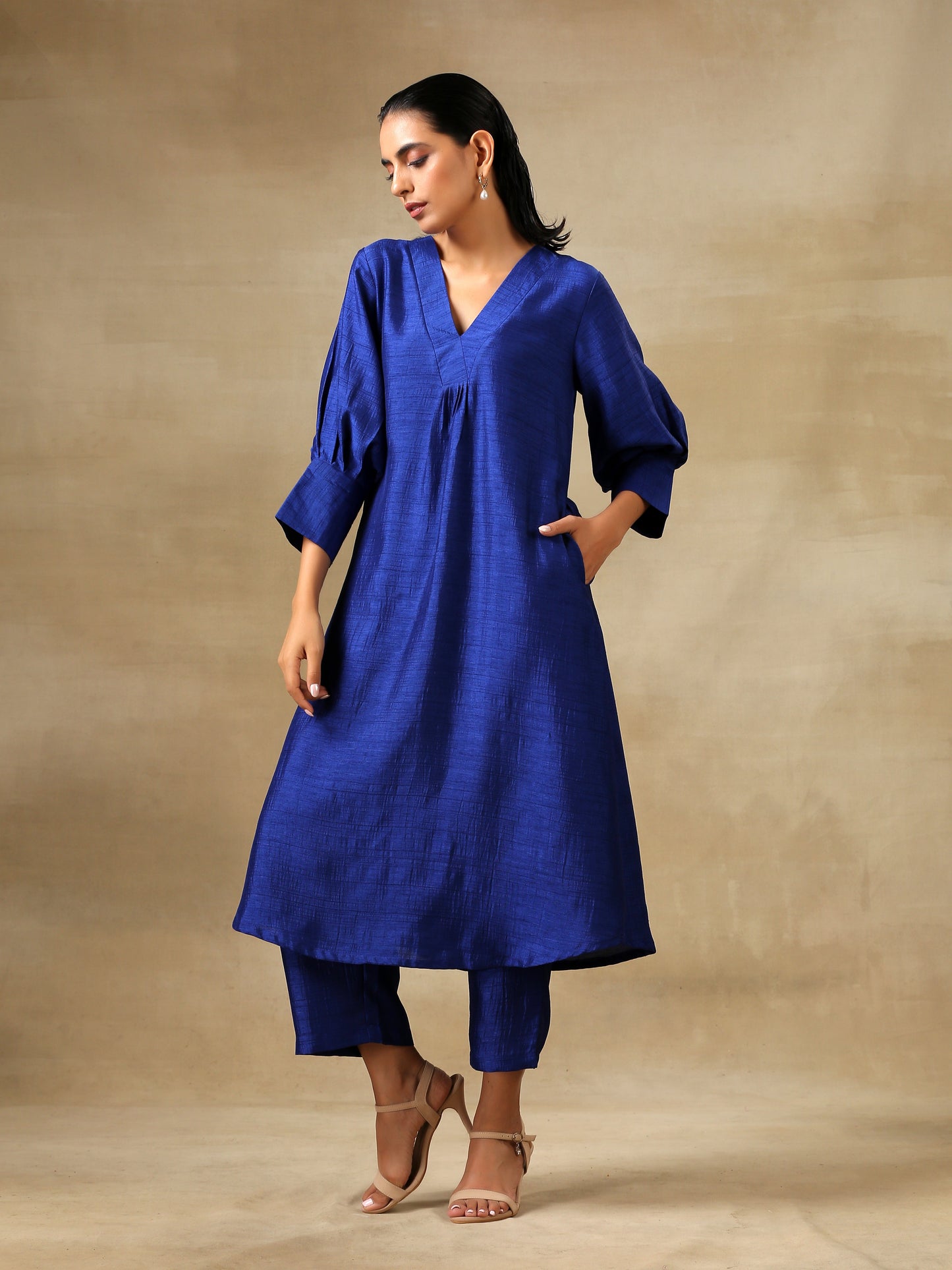 trueBrowns Blue Textured Silk Puff Sleeve Kurta Pant Set | Swadesiicart