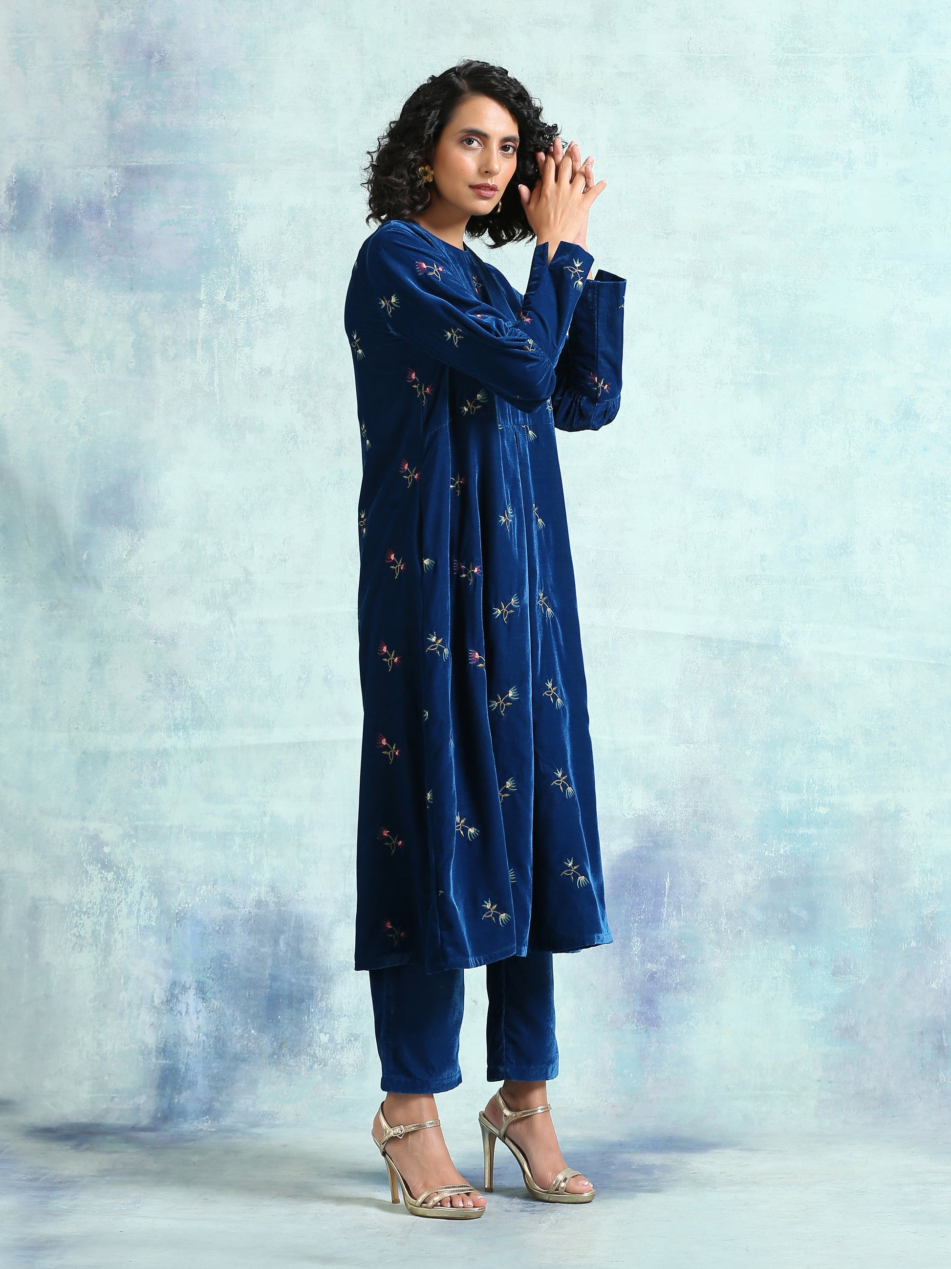 trueBrowns Blue Embroidered Velvet Puff Sleeve Kurta | Swadesiicart
