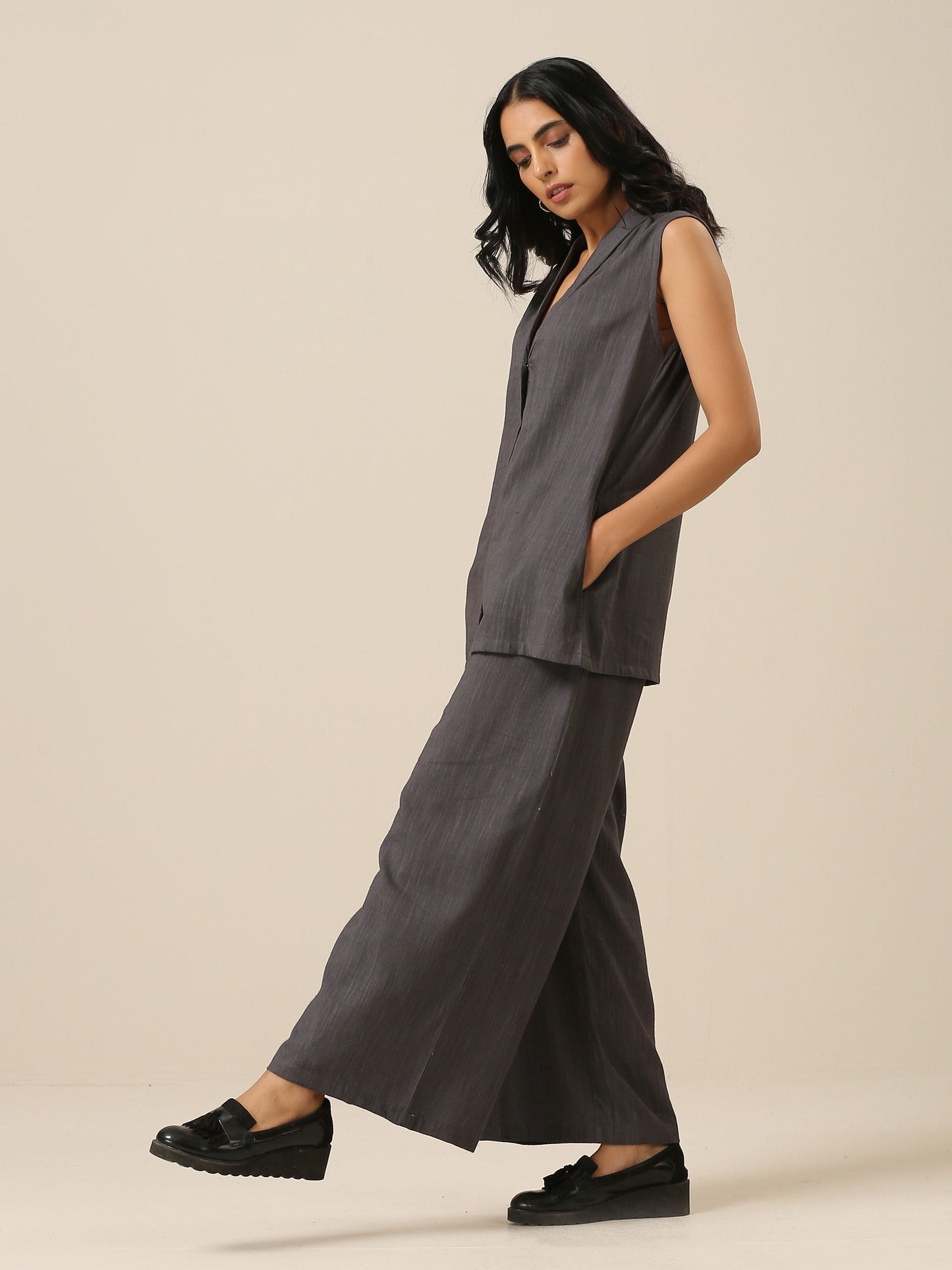 trueBrowns Slate Grey Slub Texture Sleevesless Jacket Pant Set | Swadesiicart