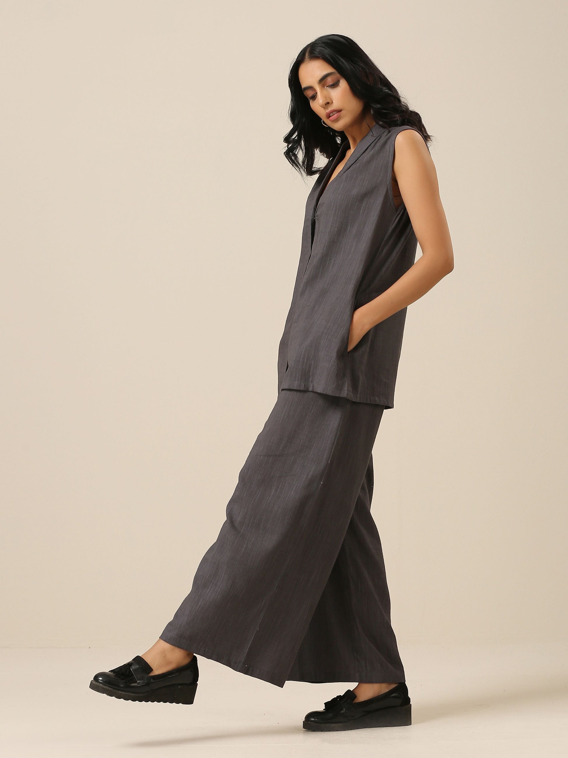trueBrowns Slate Grey Slub Texture Sleevesless Jacket Pant Set | Swadesiicart