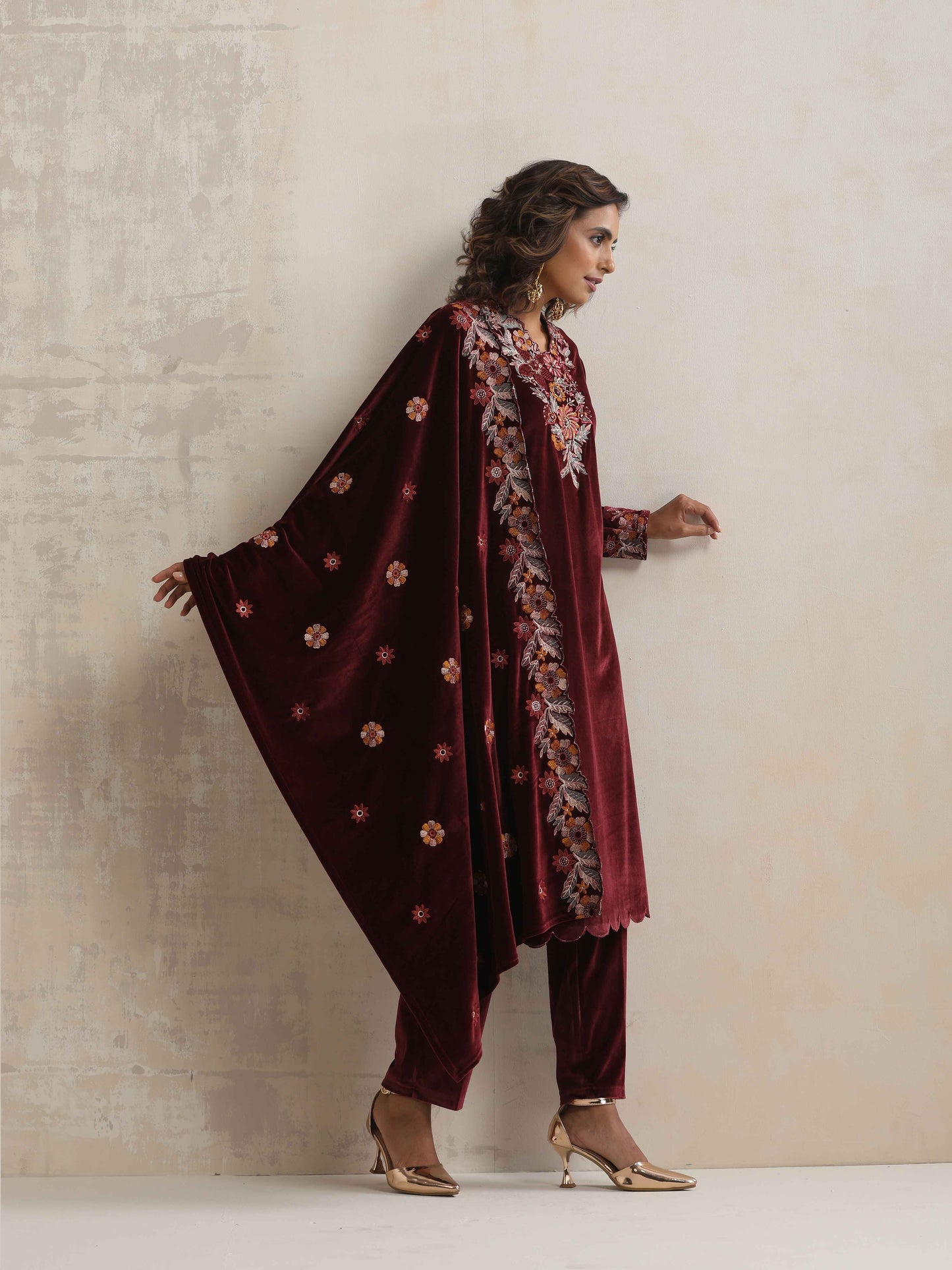 trueBrowns Maroon Velvet Floral Embroidered Kurta Pant Dupatta Set | Swadesiicart