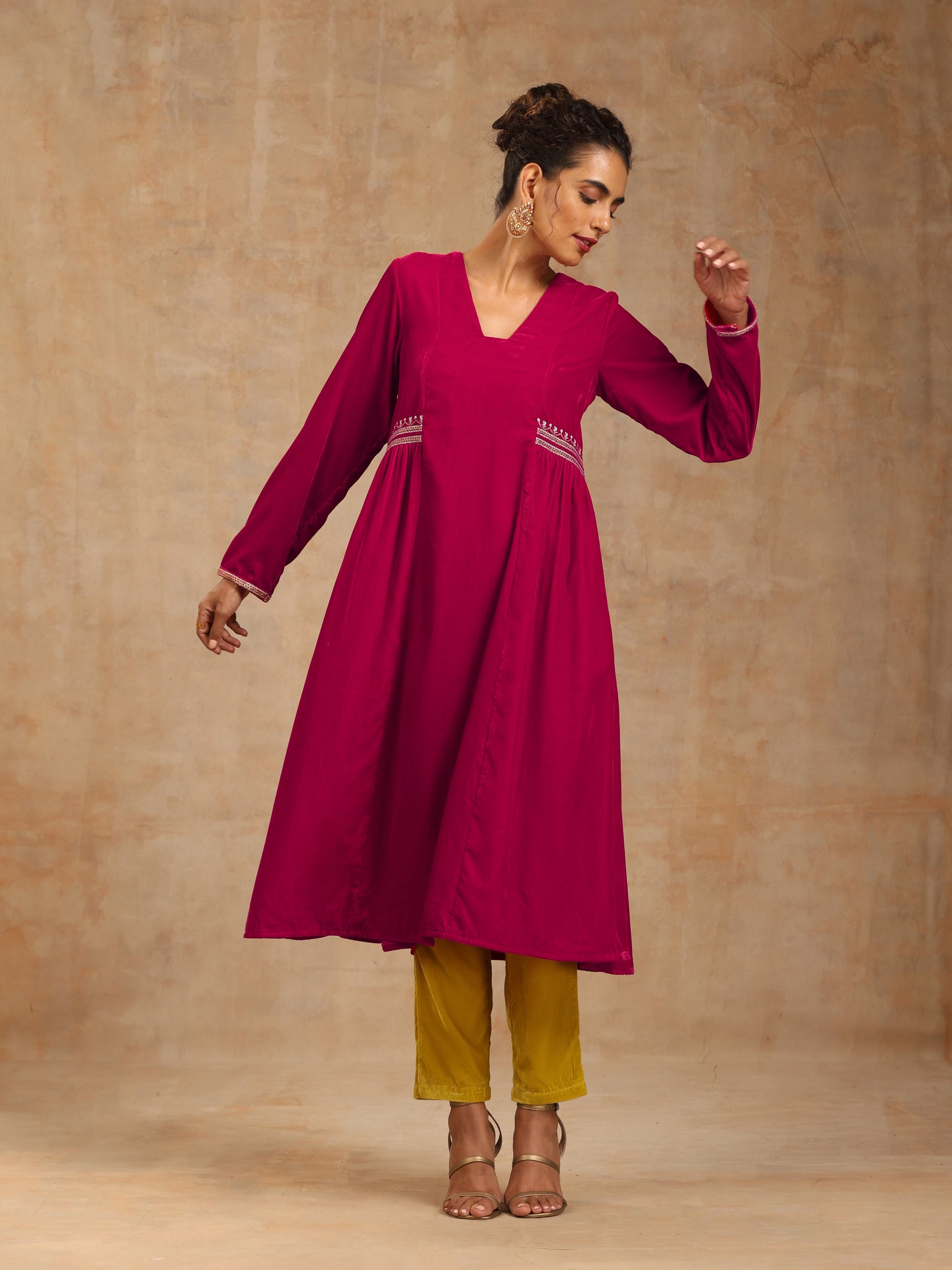trueBrowns Rani Pink Velvet Embroidered Kurta | Swadesiicart