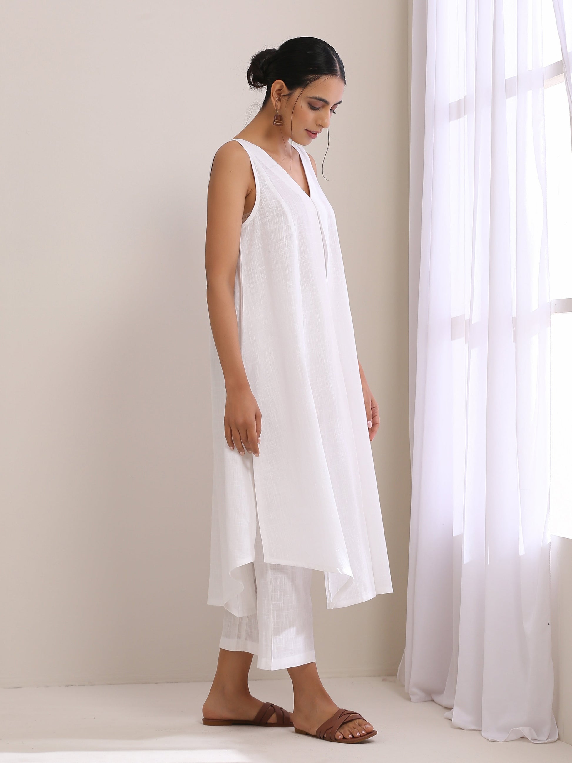 trueBrowns White Slub Texture Sleeveless Flared Kurta Pant Set | Swadesiicart