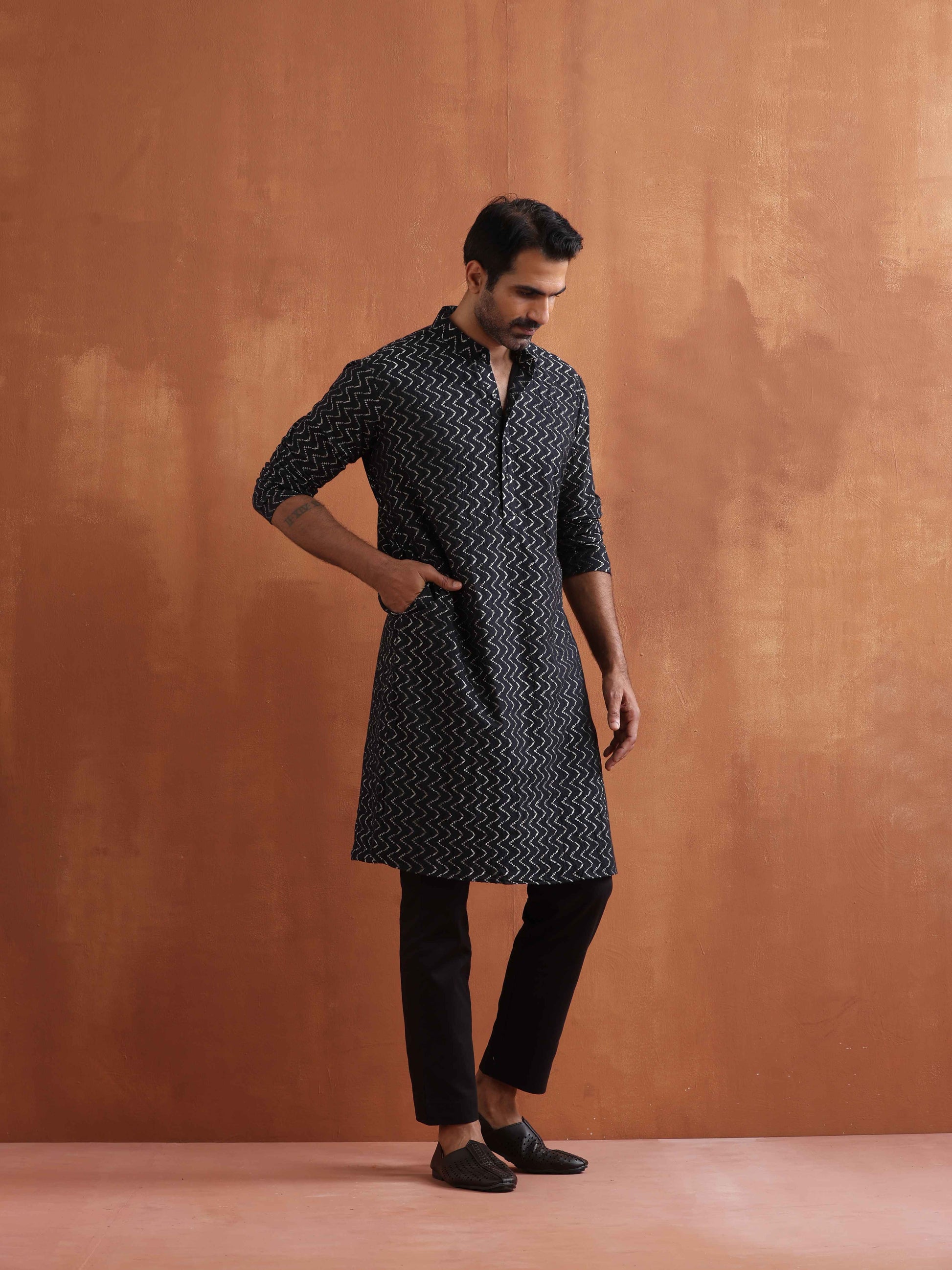 trueBrowns Men's Black Cotton Dobby Kurta | Swadesiicart