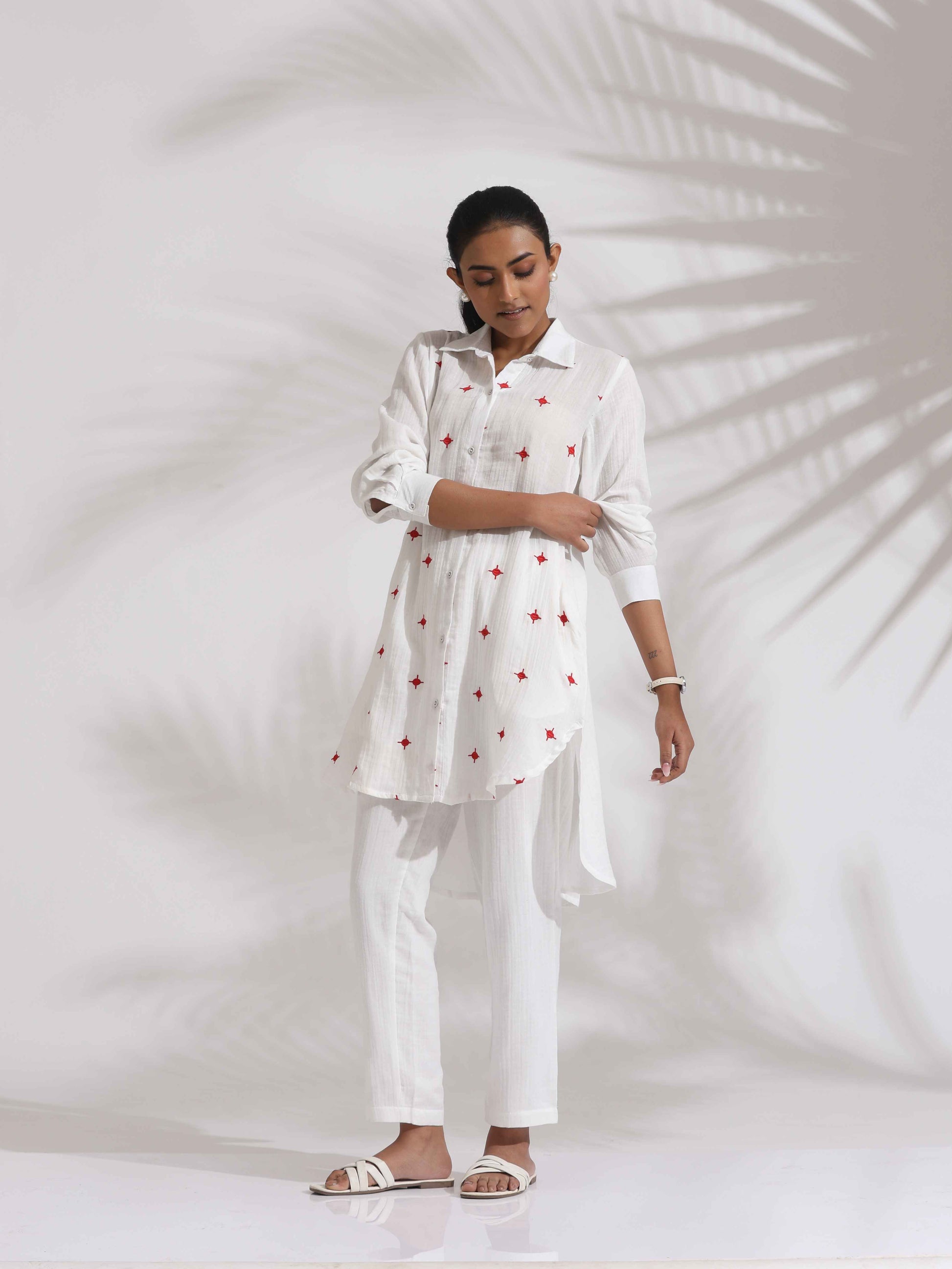 trueBrowns White Cotton Embroidered Kurta Co-ord Set - Swadesiicart