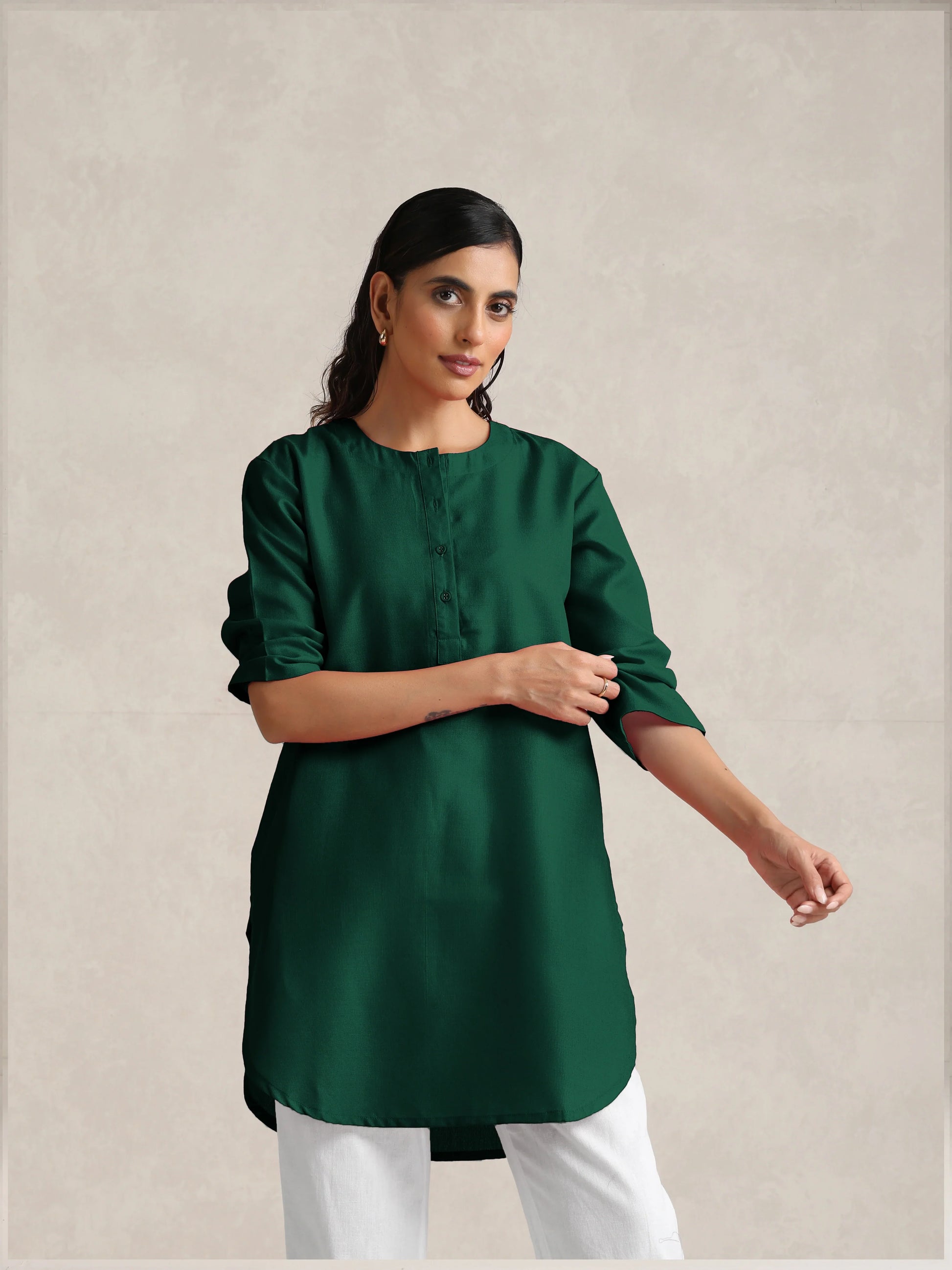 trueBrowns Dark Green Cotton Blend Short Kurta | Swadesiicart