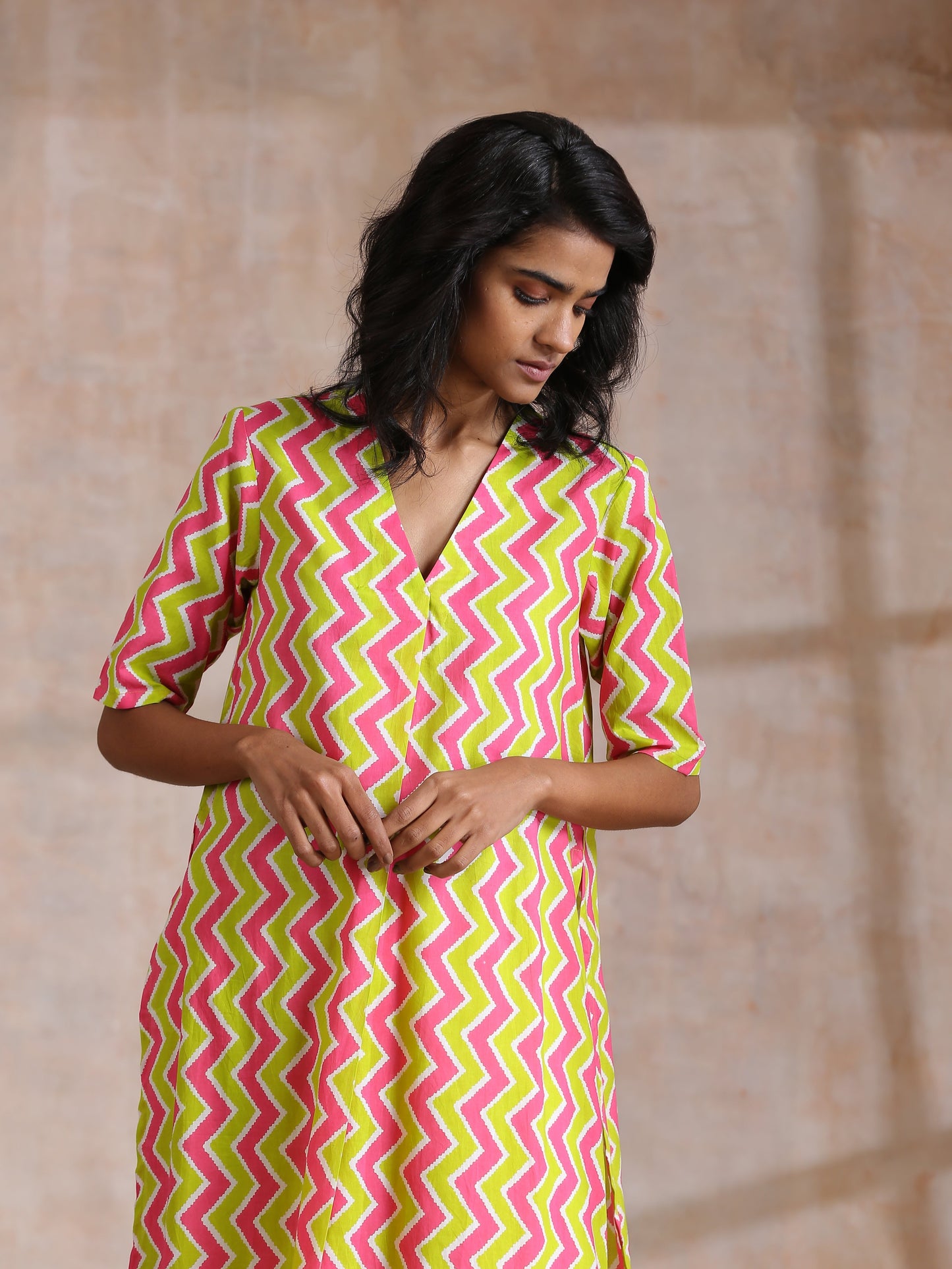 trueBrowns Lime Pink Zig-Zag Lines Print Cotton Kurta Pant Set | Relove | Swadesiicart