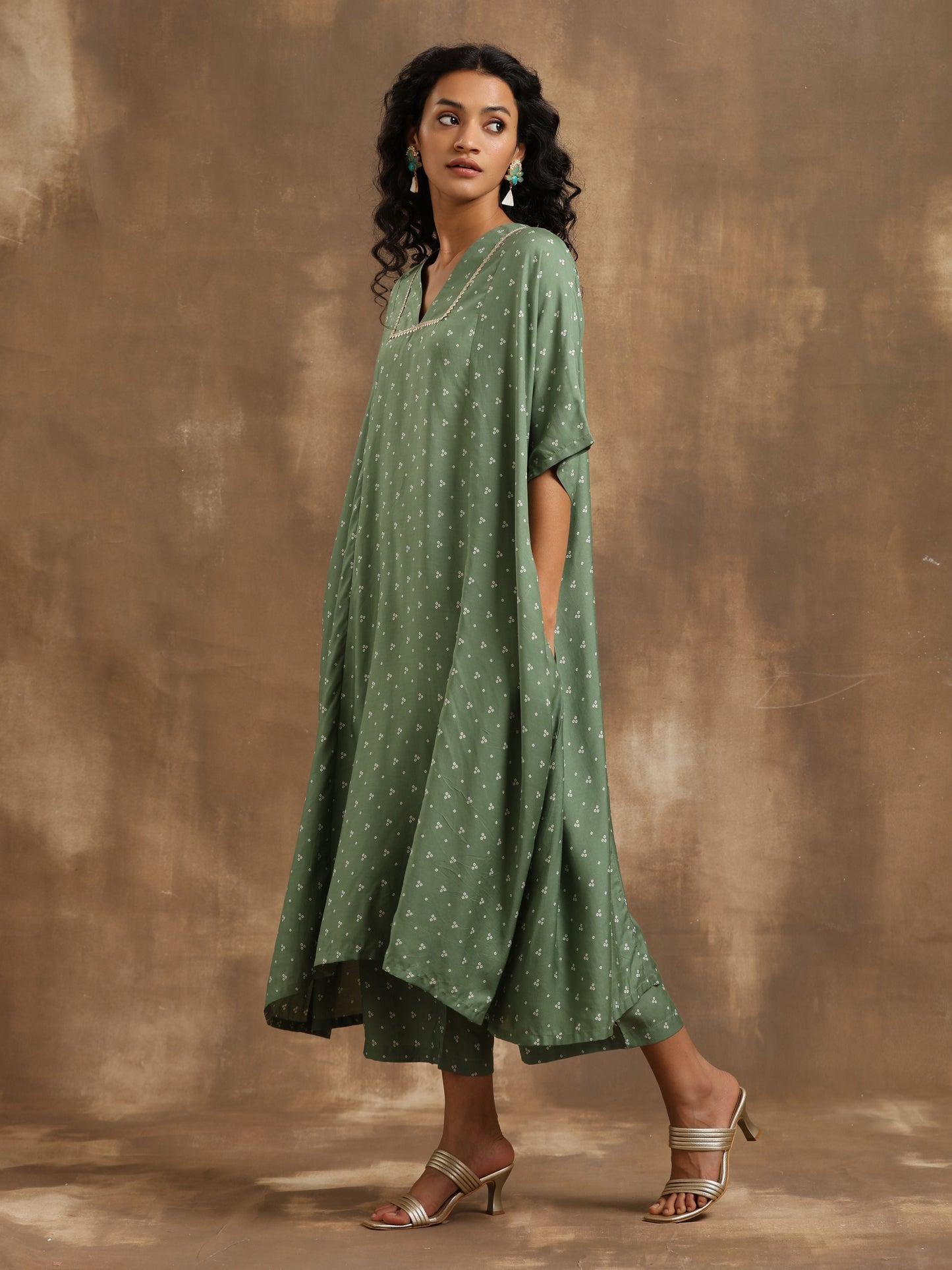 trueBrowns Light Green Bandhani Printed Silk Oversized Kurta Pant Set | Swadesiicart