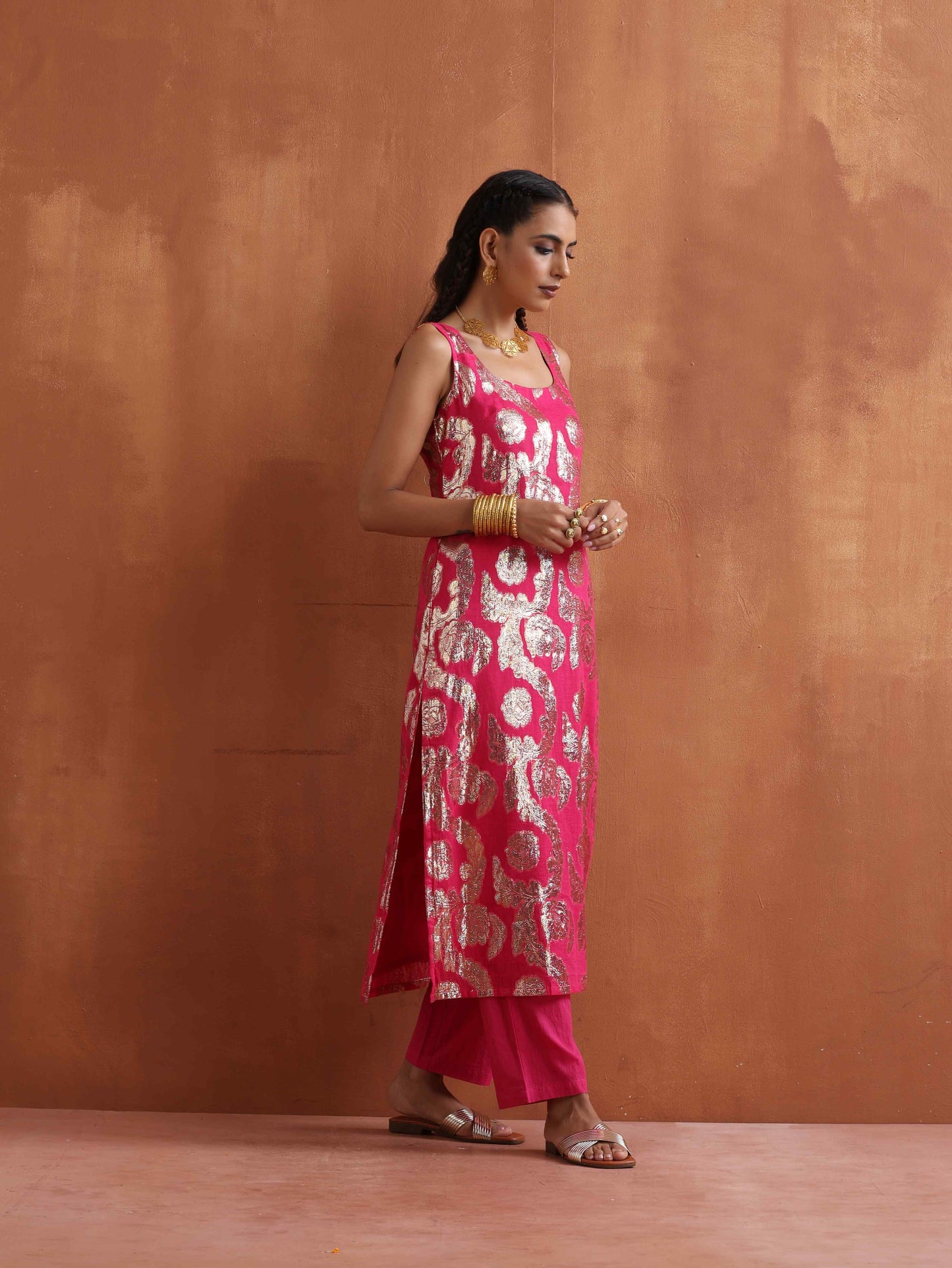 trueBrowns Pink Metallic Straight Kurta Set | Swadesiicart