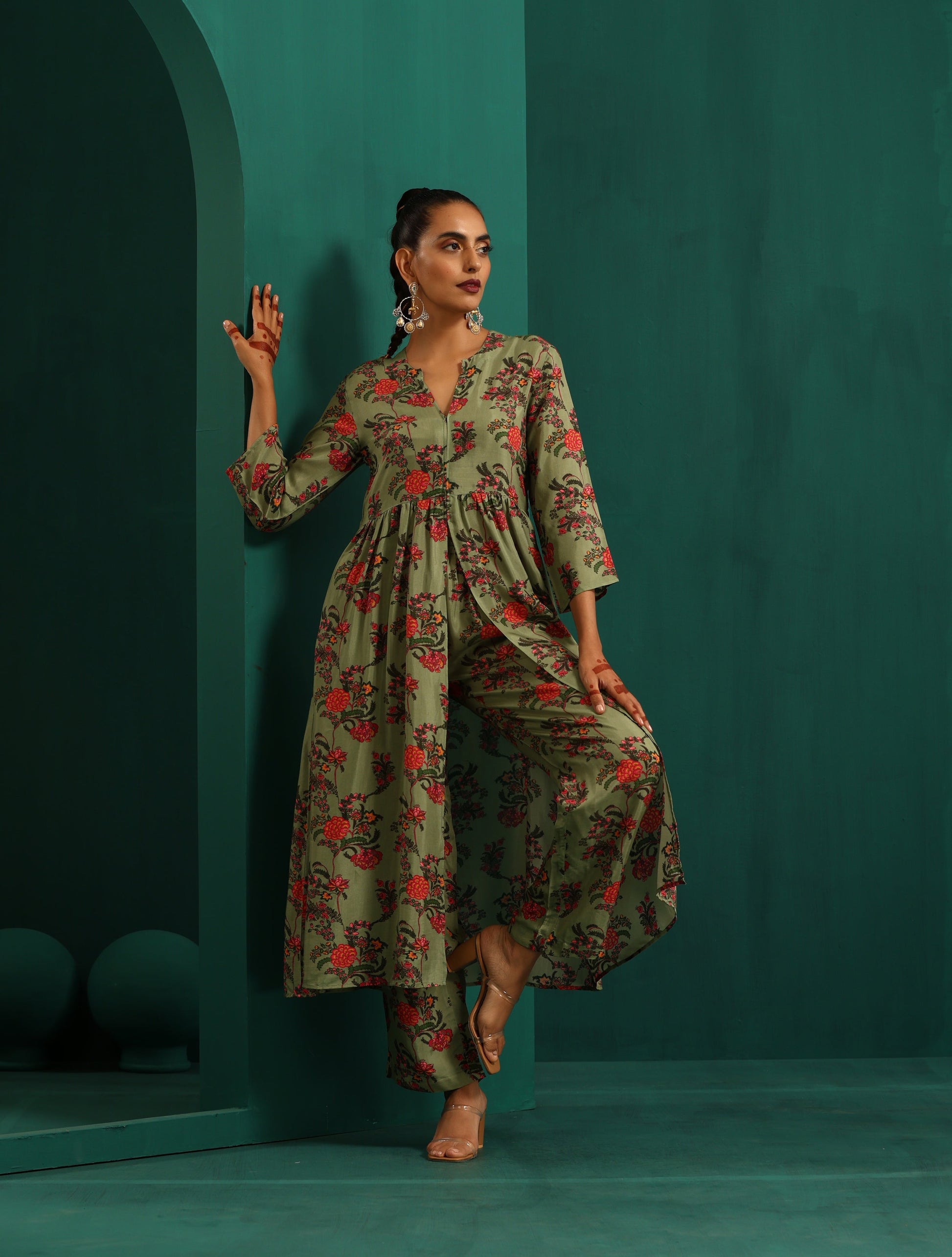 trueBrowns Green Floral Muslin Silk Printed Front Slit Kurta Pant Set | Swadesiicart