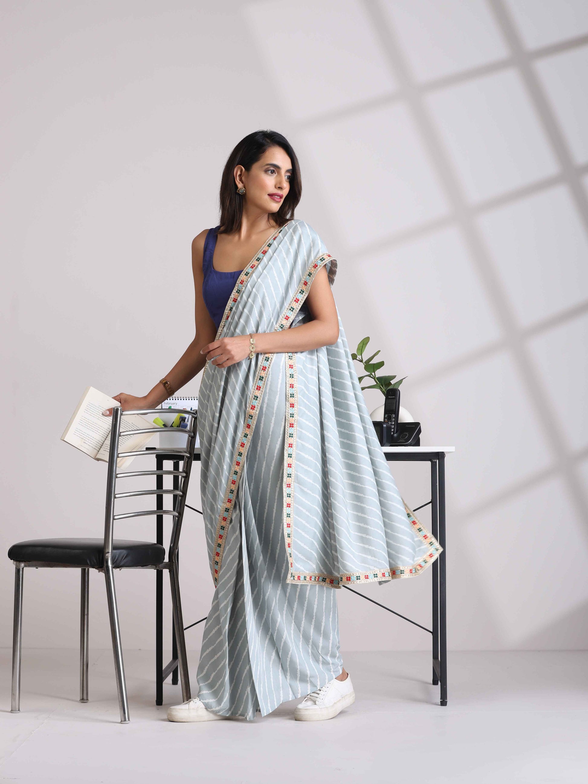trueBrowns Grey Muslin Silk Saree | Swadesiicart