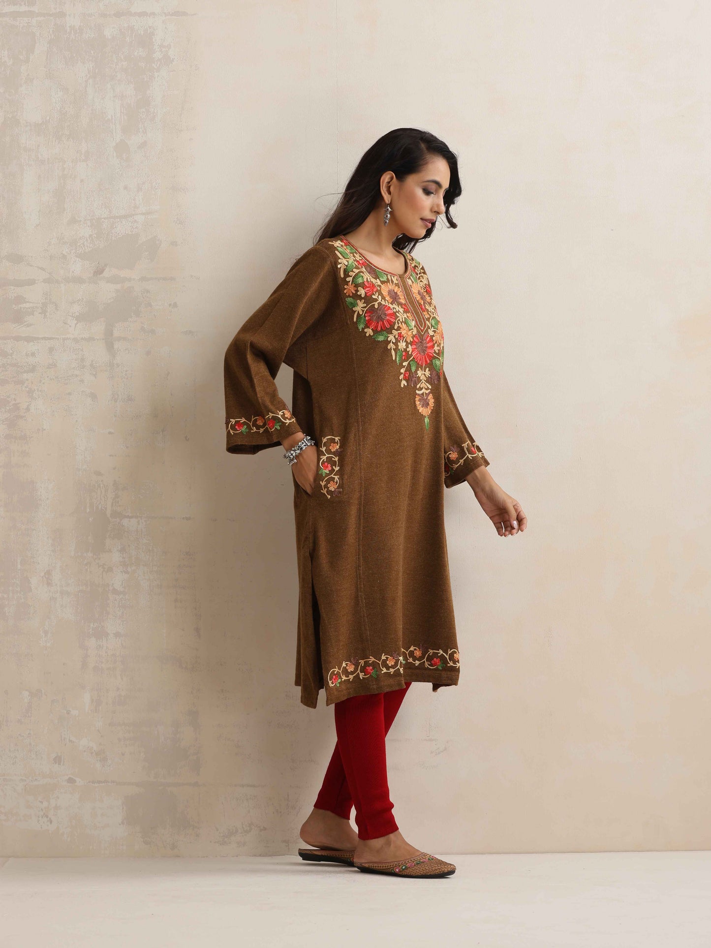 trueBrowns Brown Kashmiri Floral Embroidered Woollen Phiran Kurta | Swadesiicart