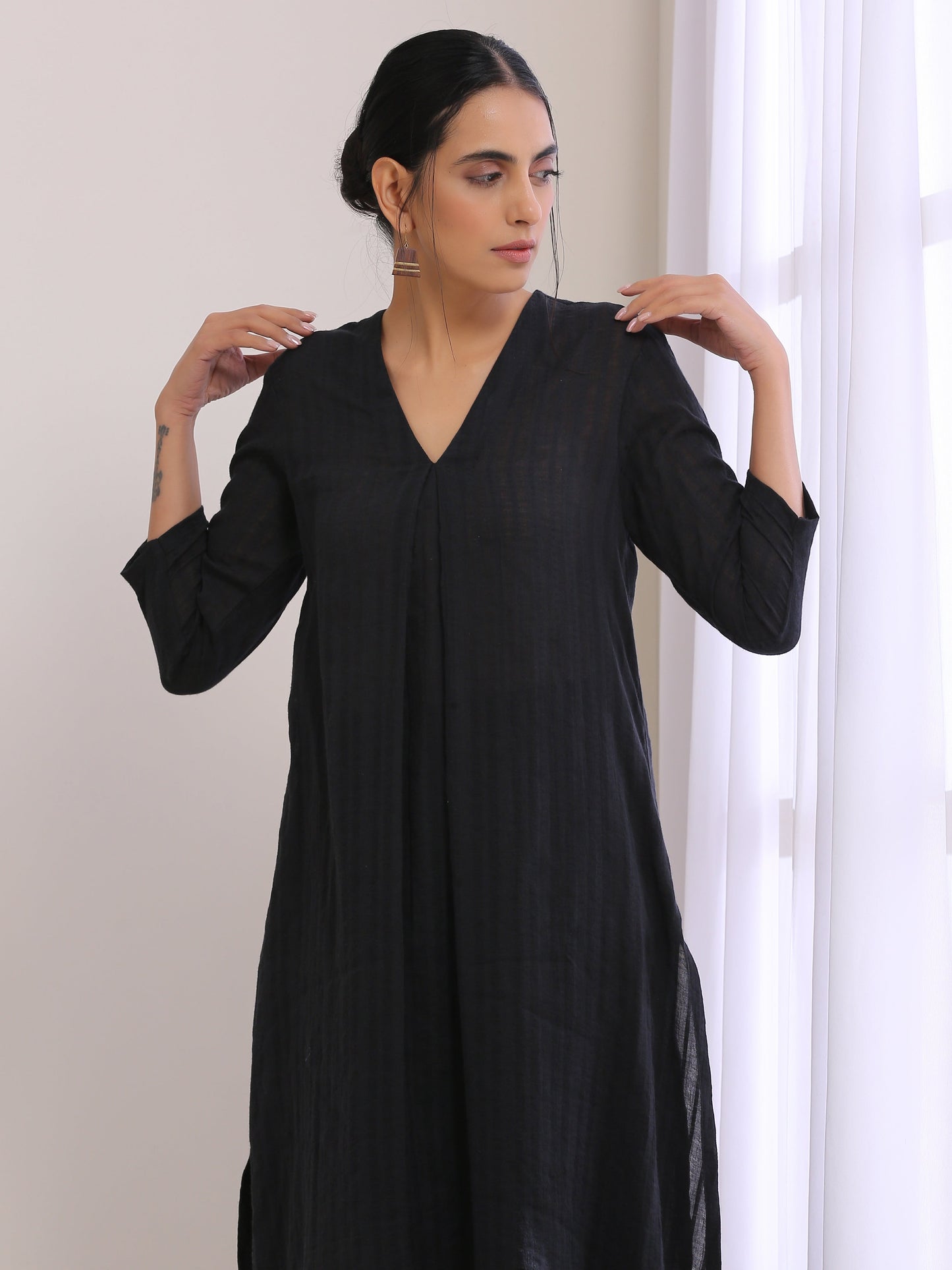trueBrowns Black Dobby Neck Pleat Kurta Pant Set | Swadesiicart