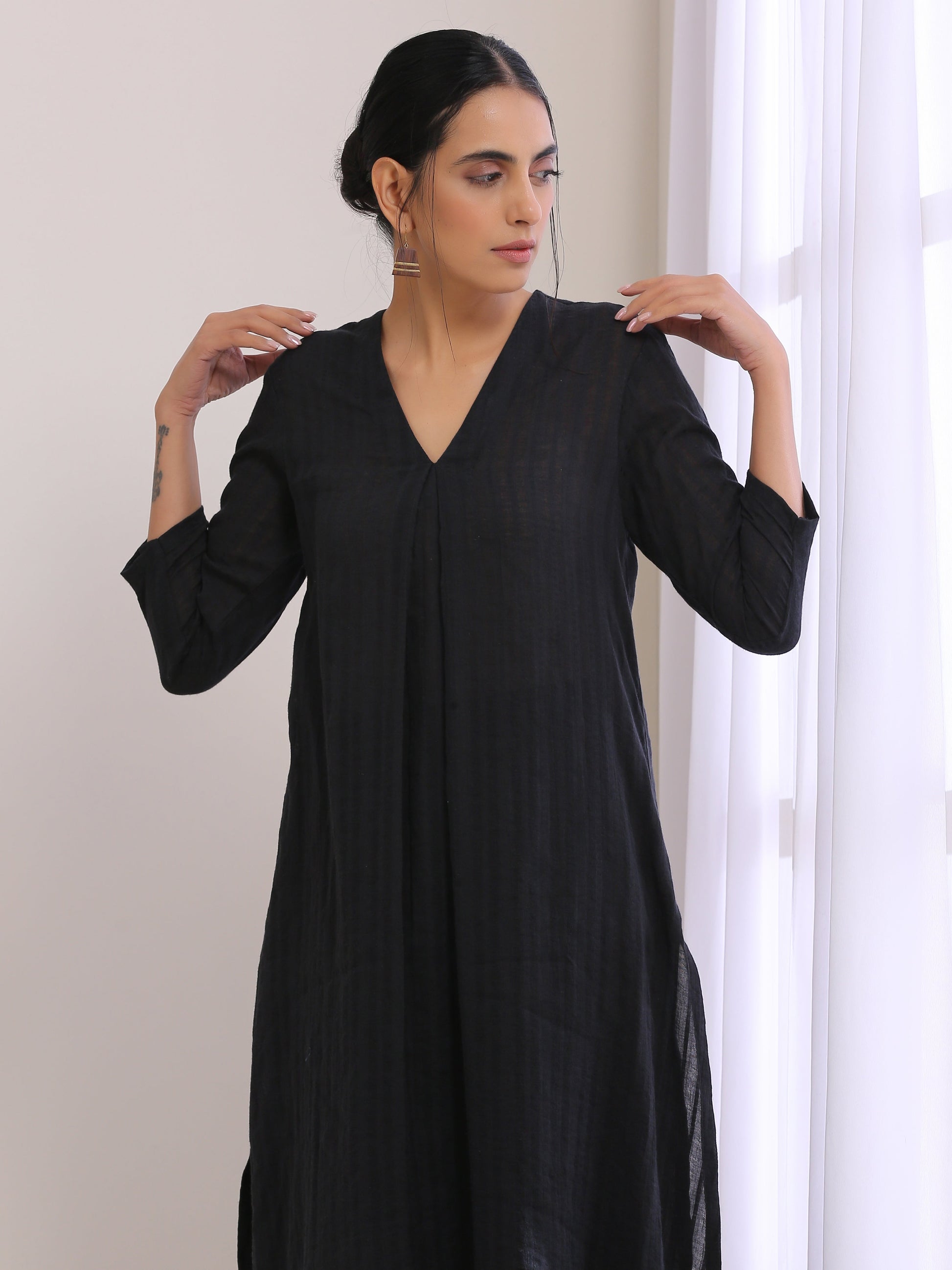 trueBrowns Black Dobby Neck Pleat Kurta Pant Set | Swadesiicart