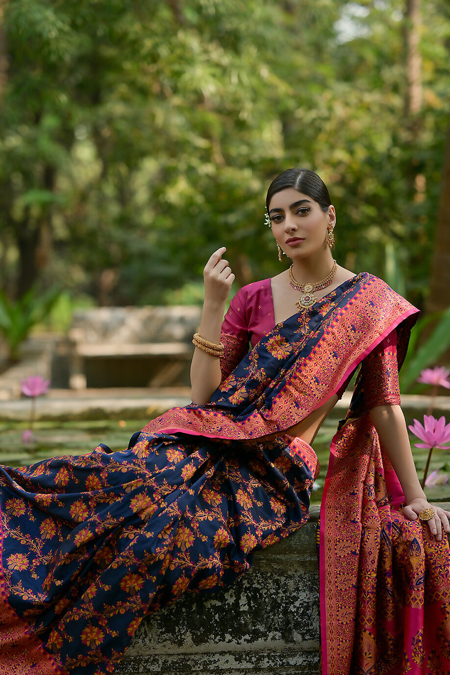 Vishnu Weaves Women's Navy-Blue Pashmina Silk Thread Woven Saree with Blouse - Swadesiicart
