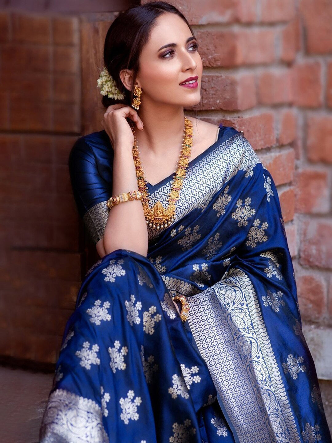Kalini Floral Woven Design Zari Banarasi Saree | Swadesiicart