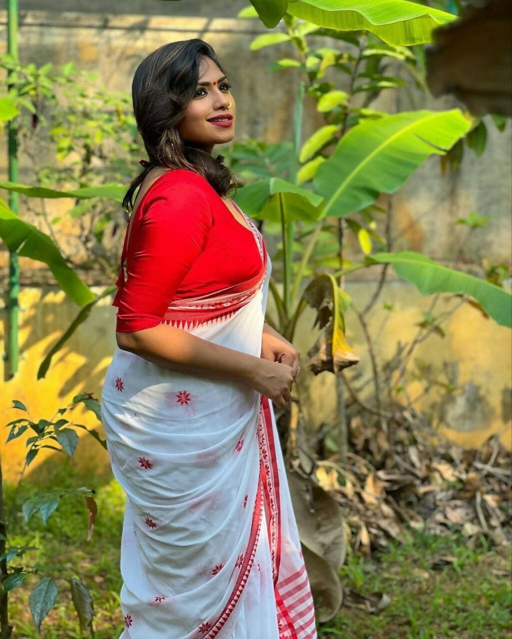 DEIANA'S Beautiful Designer Golden zari Soft Cotton Saree - White - Swadesiicart