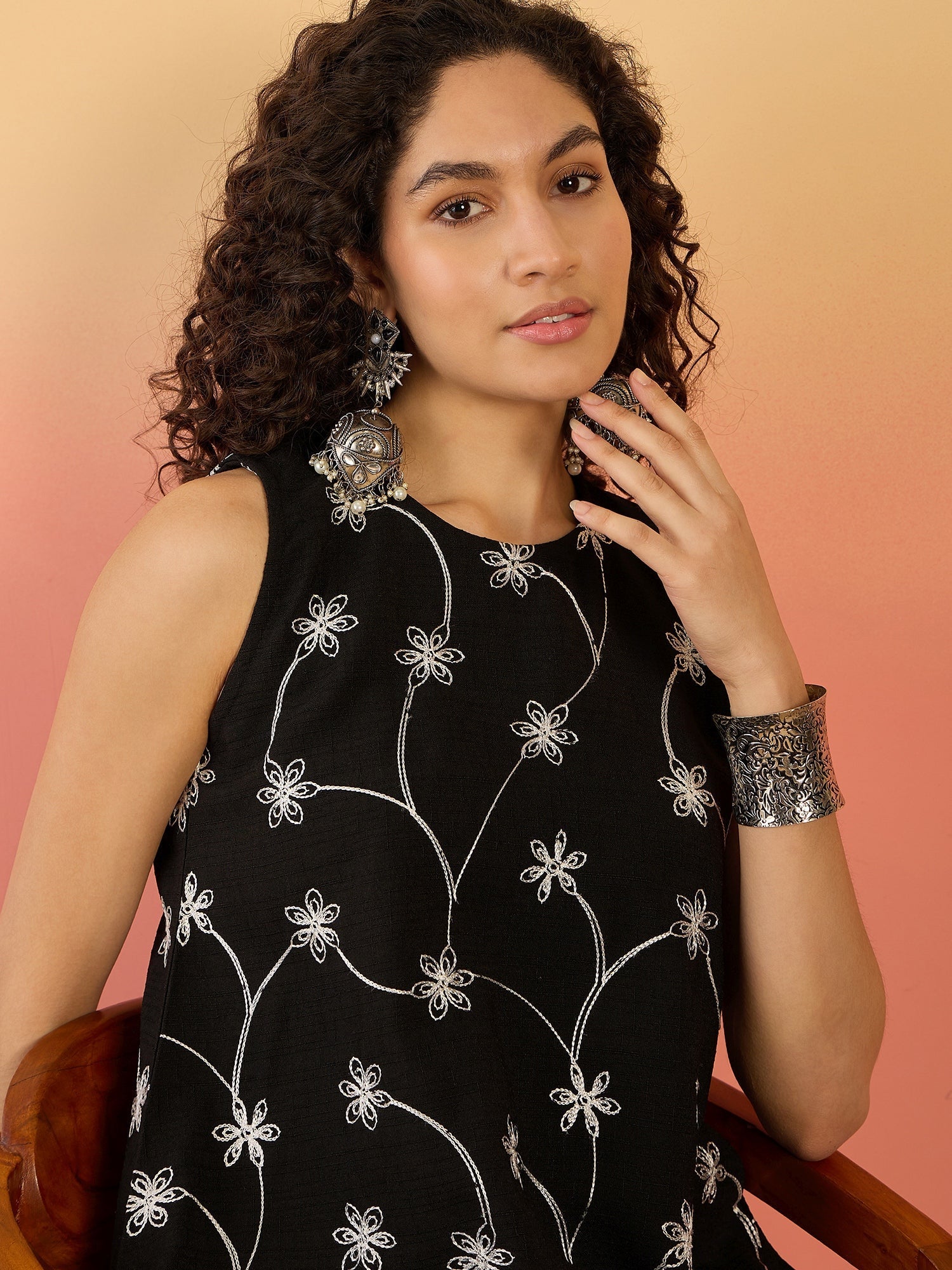InWeave Black Embroidery R Neck White Set - Swadesiicart