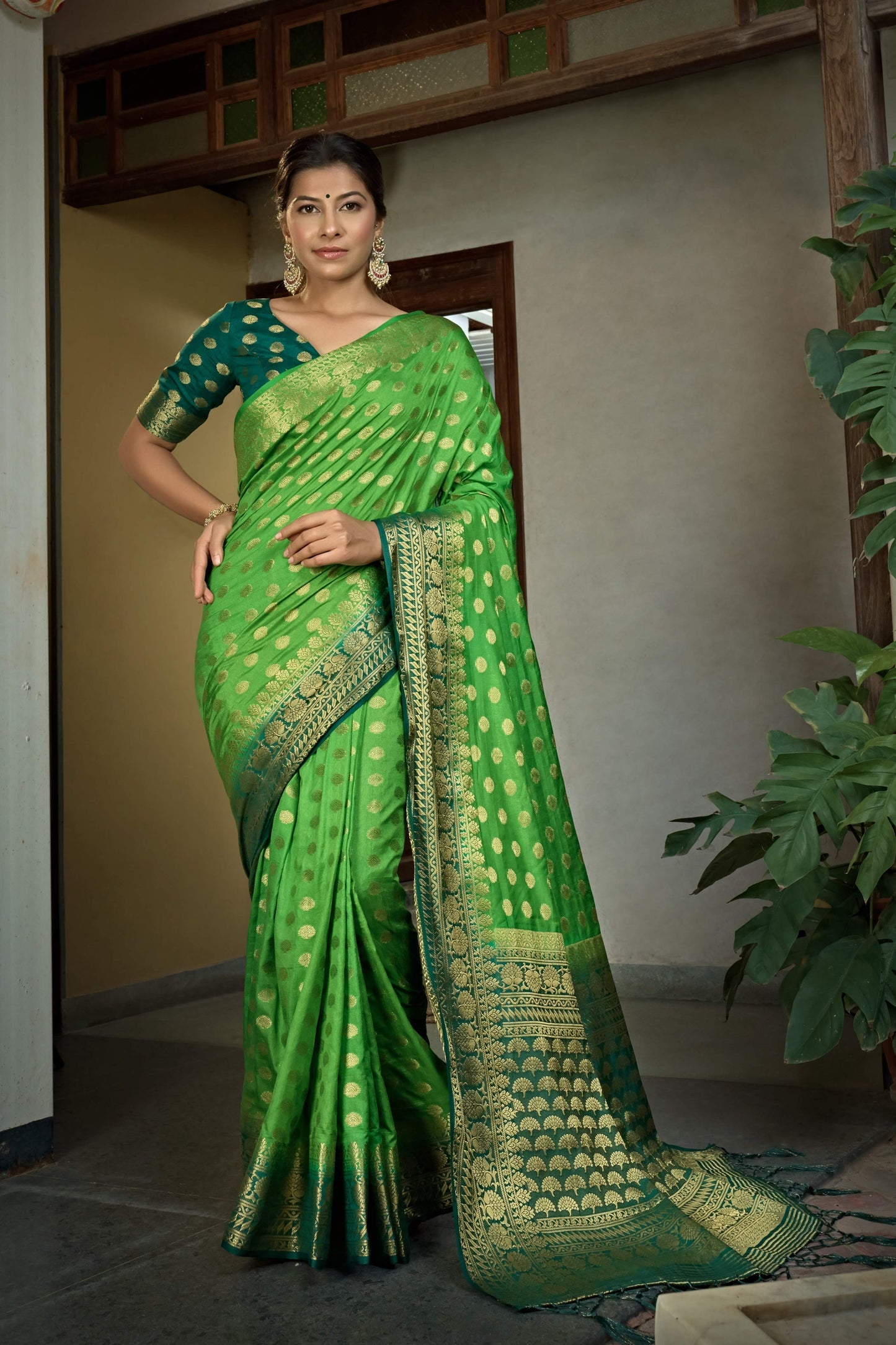 Vardha Emerald Green Banarasi Raw Silk Saree | Swadesiicart