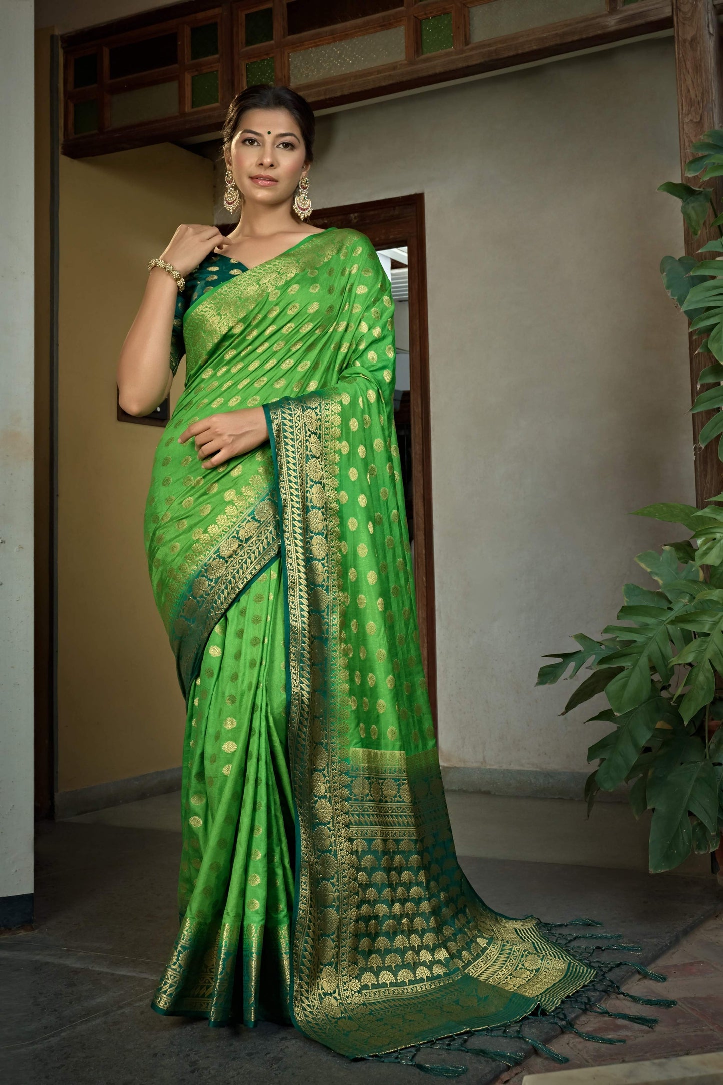 Vardha Emerald Green Banarasi Raw Silk Saree | Swadesiicart