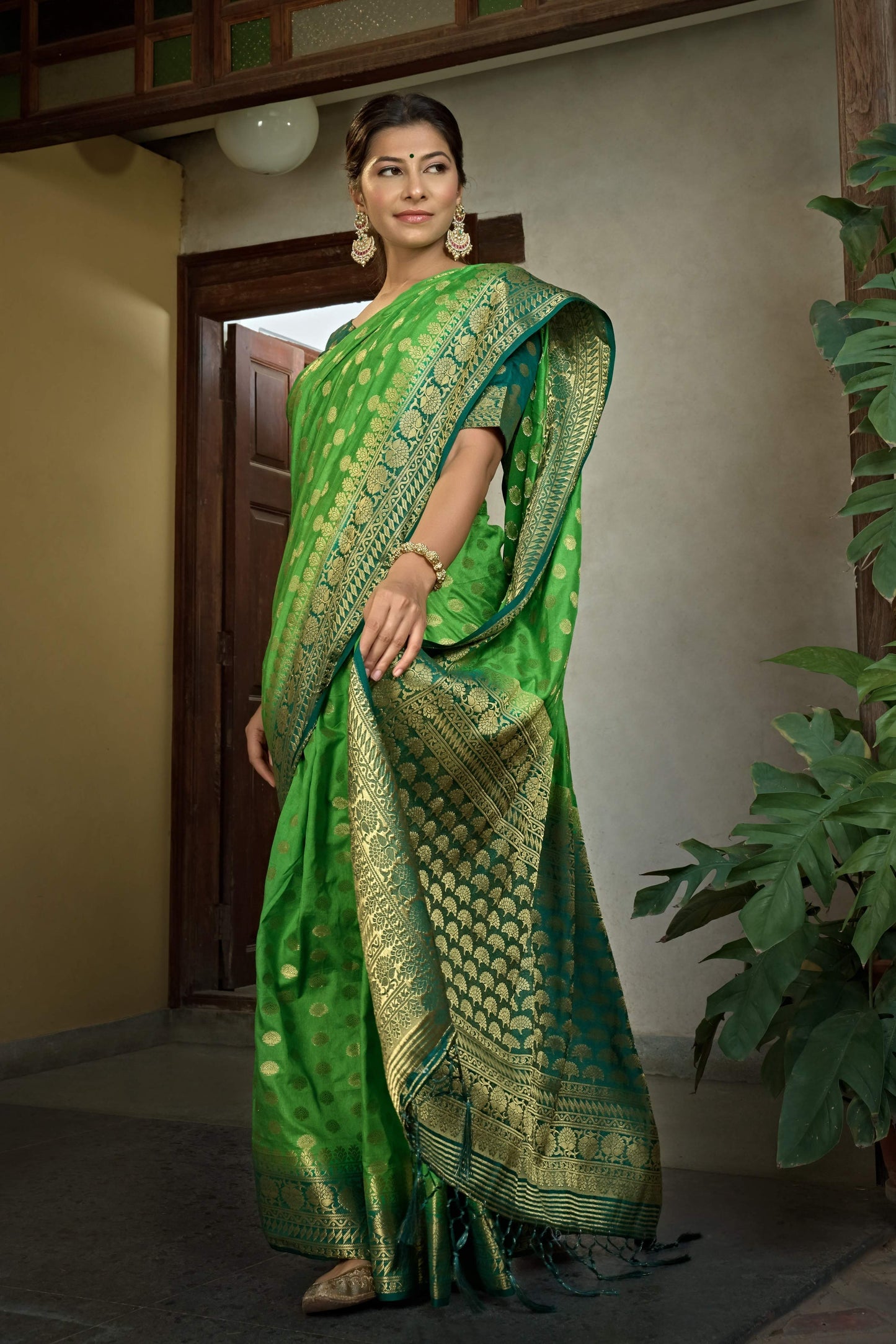 Vardha Emerald Green Banarasi Raw Silk Saree | Swadesiicart