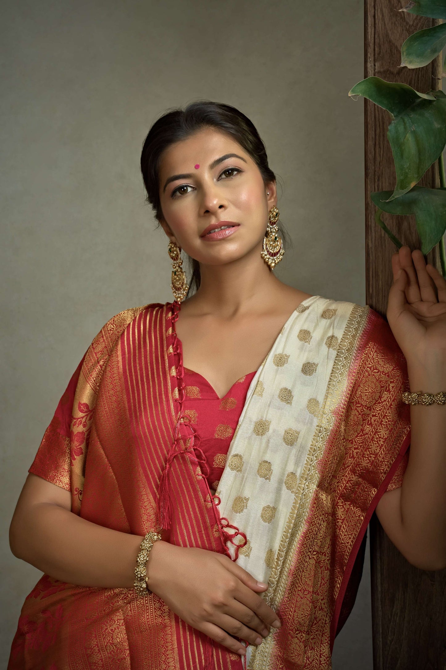 Vardha Adorn Ivory Golden Zari Banarasi Raw Silk Saree | Swadesiicart